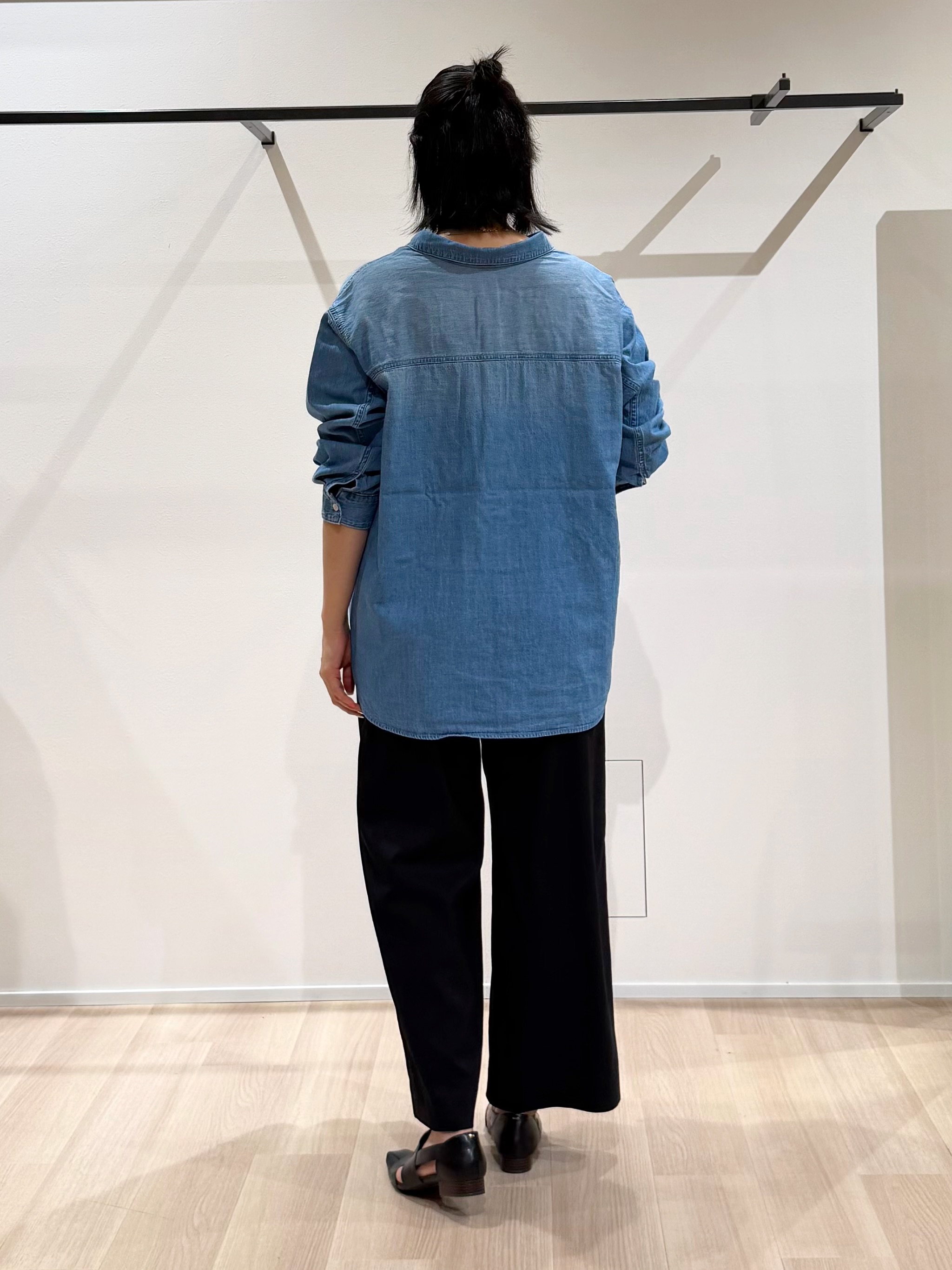 TOMOMIさんの「UNTITLED｜【洗える／体型カバー】ライトデニム ワークシャツ」を使ったコーディネート