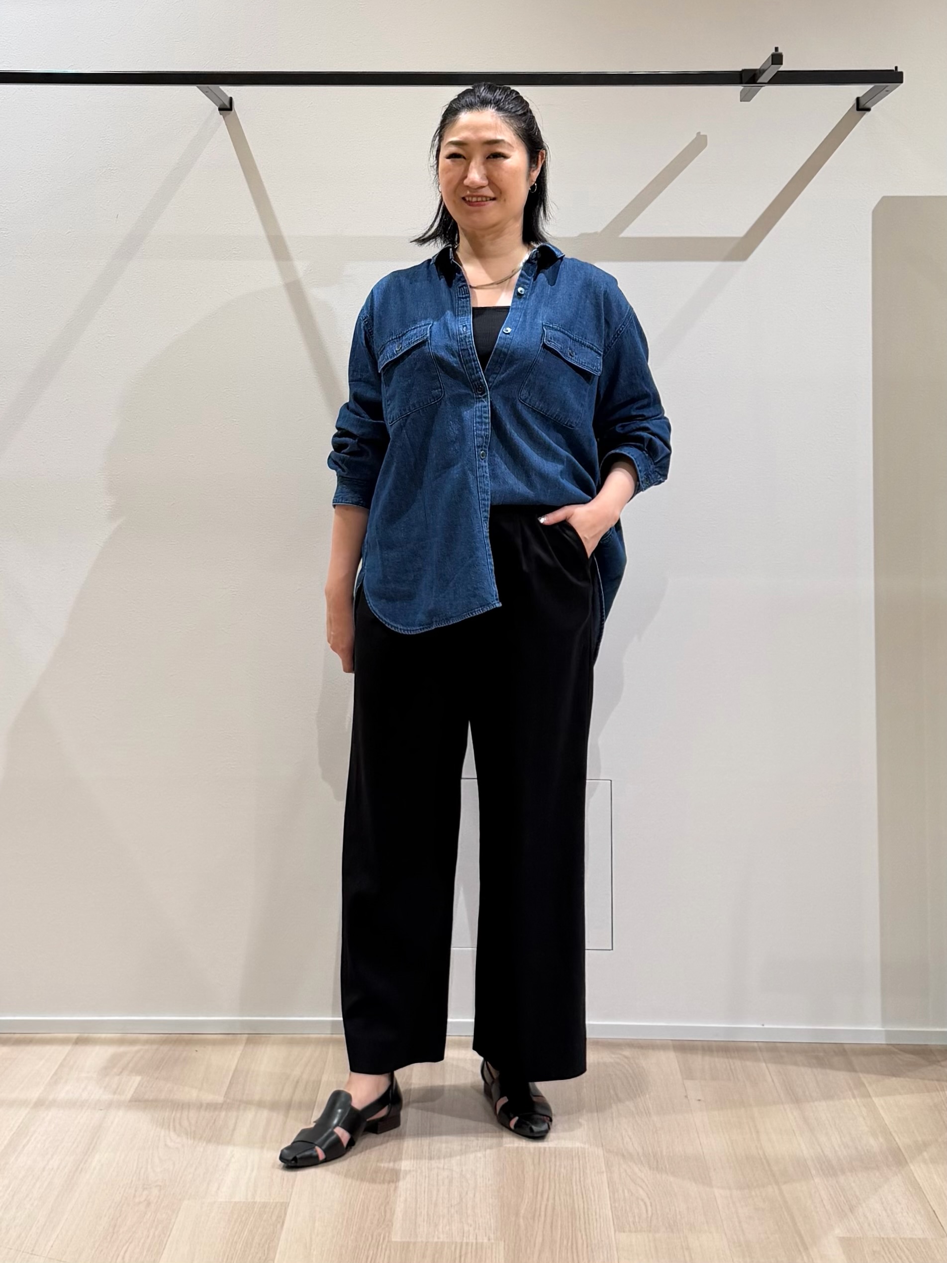 TOMOMIさんの「UNTITLED｜【洗える／体型カバー】ライトデニム ワークシャツ」を使ったコーディネート