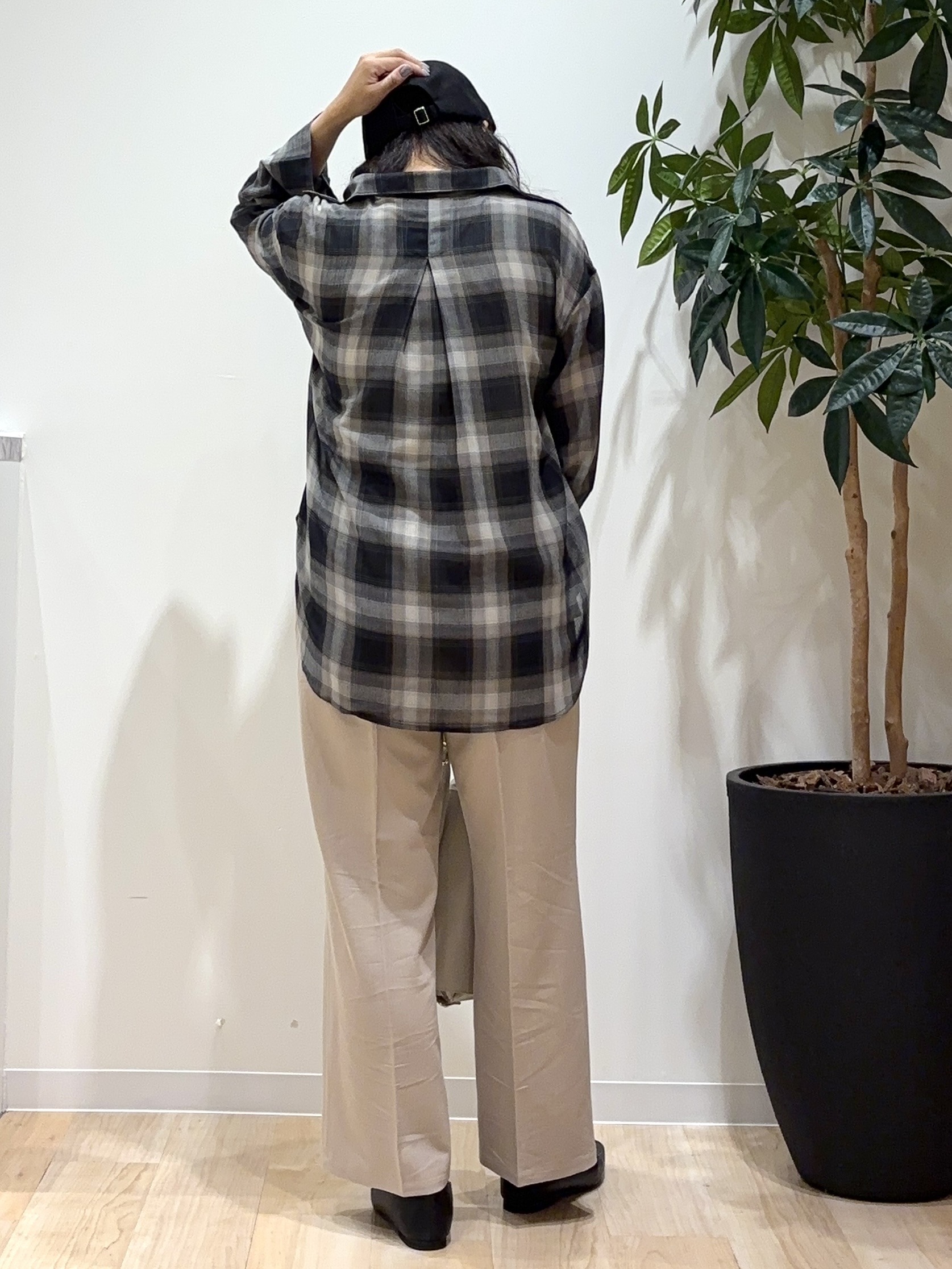 miraiさんの「grove｜シアーオンブレチェックシャツ」を使ったコーディネート
