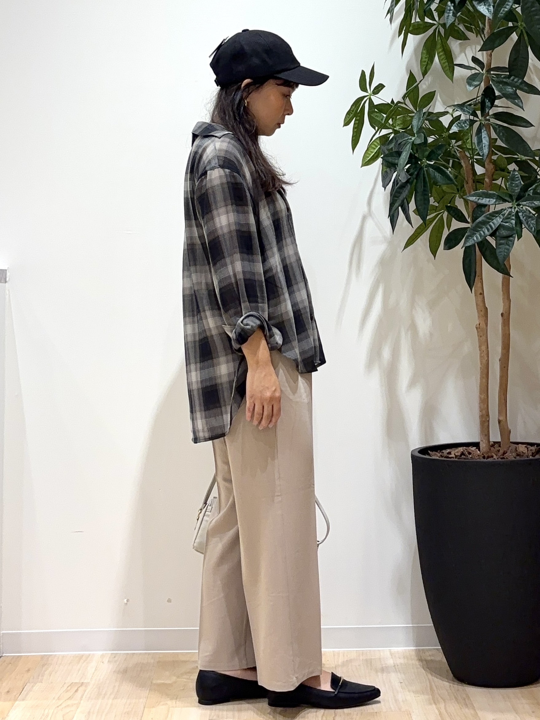 miraiさんの「grove｜シアーオンブレチェックシャツ」を使ったコーディネート