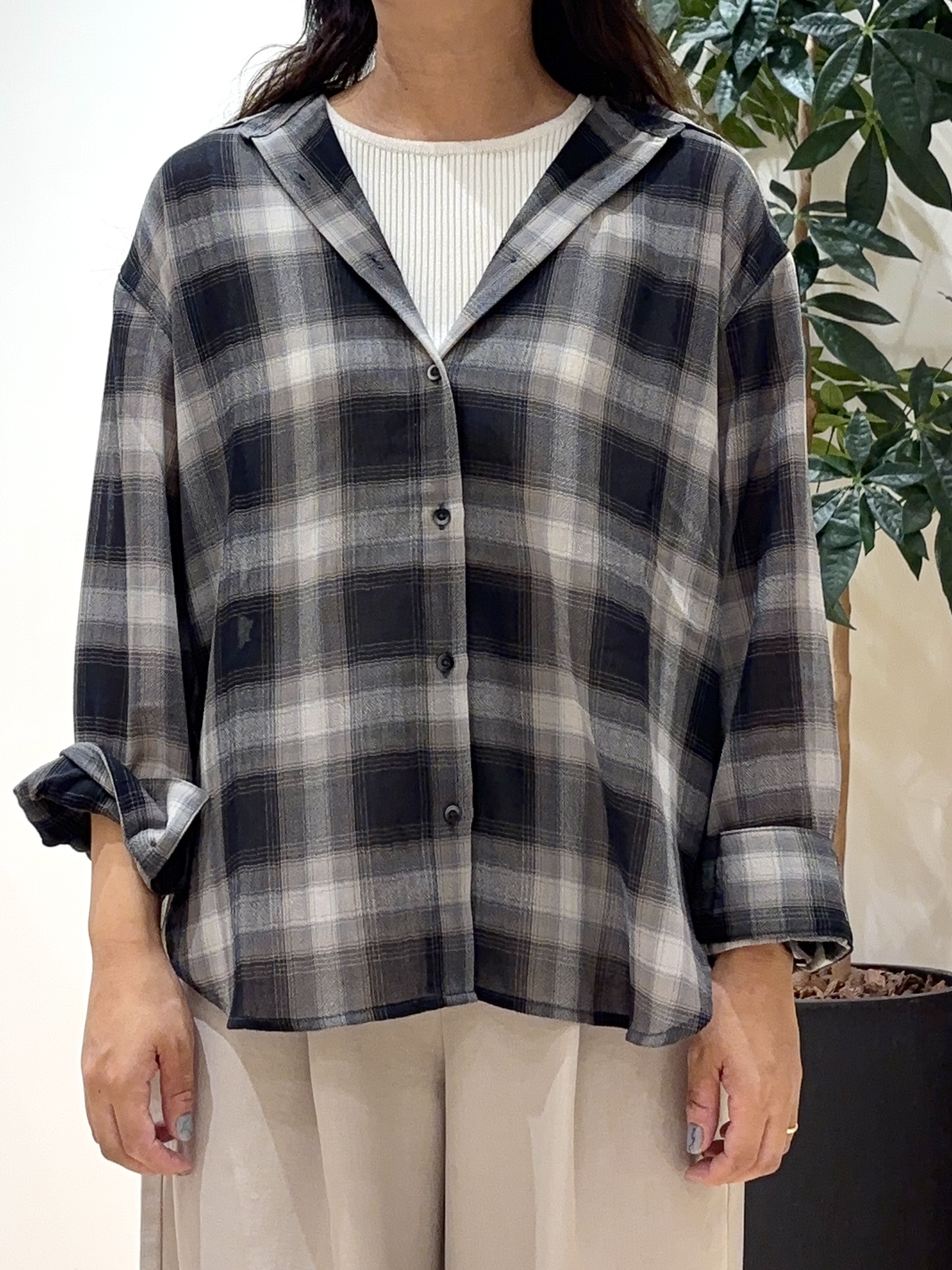 miraiさんの「grove｜シアーオンブレチェックシャツ」を使ったコーディネート