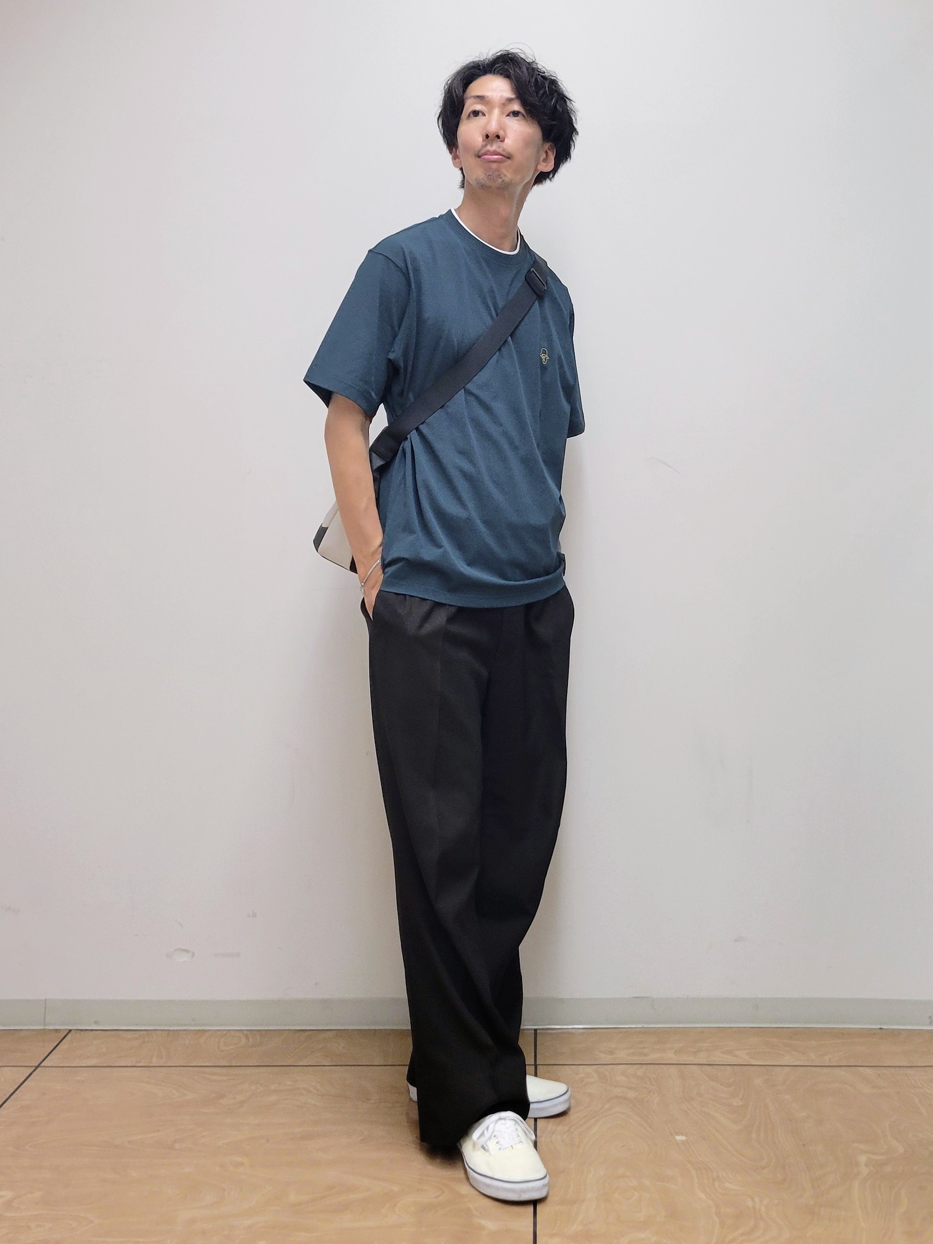 piroyaさんの「TAKEO KIKUCHI｜【汗染み軽減/接触冷感】フェイクレイヤード ワンポイント刺繍Ｔシャツ」を使ったコーディネート