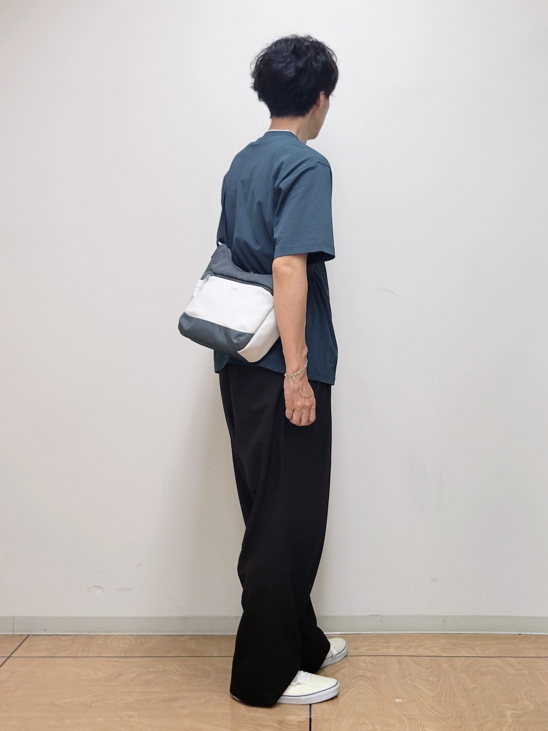 piroyaさんの「TAKEO KIKUCHI｜【汗染み軽減/接触冷感】フェイクレイヤード ワンポイント刺繍Ｔシャツ」を使ったコーディネート