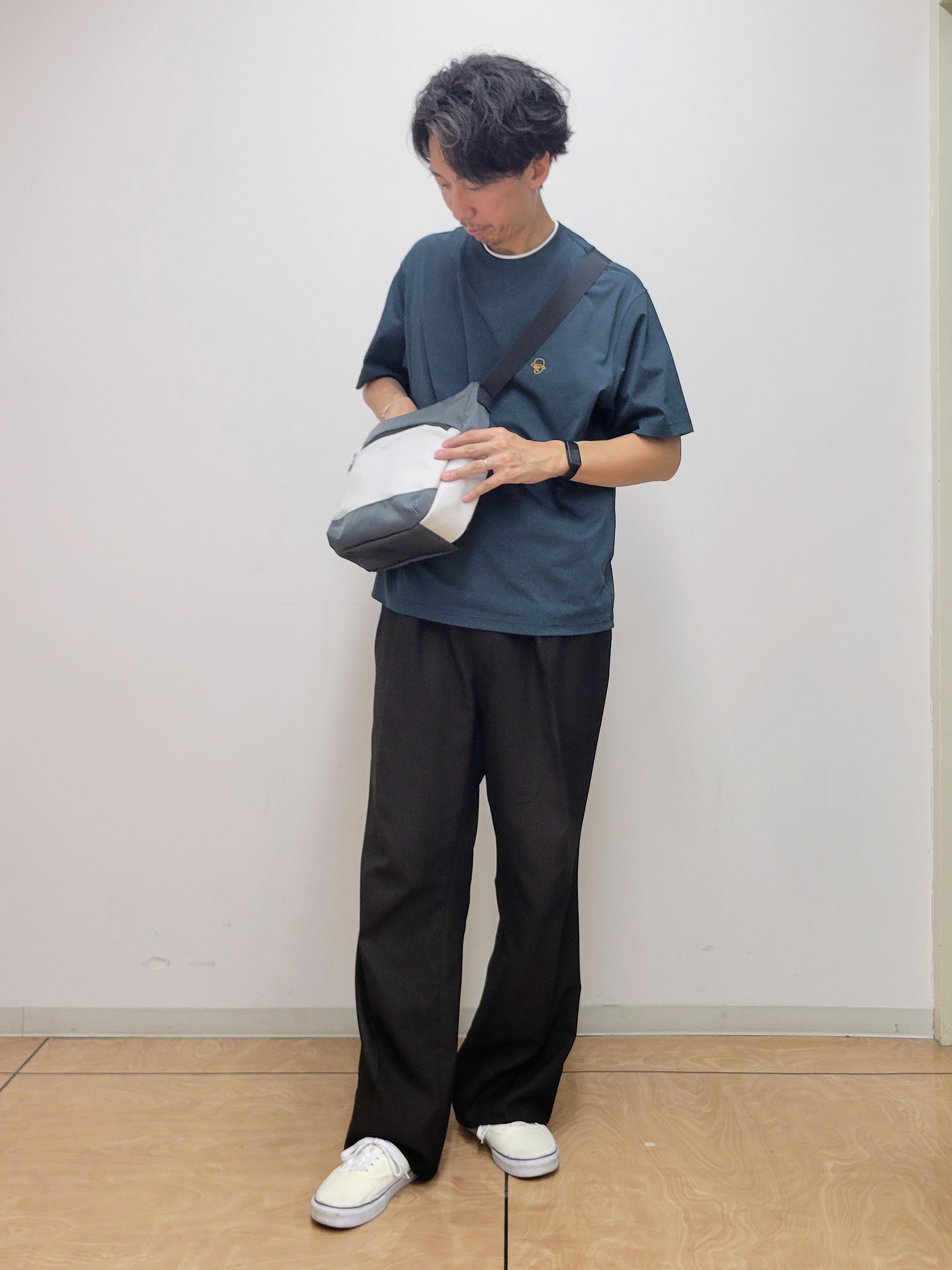 piroyaさんの「TAKEO KIKUCHI｜【汗染み軽減/接触冷感】フェイクレイヤード ワンポイント刺繍Ｔシャツ」を使ったコーディネート