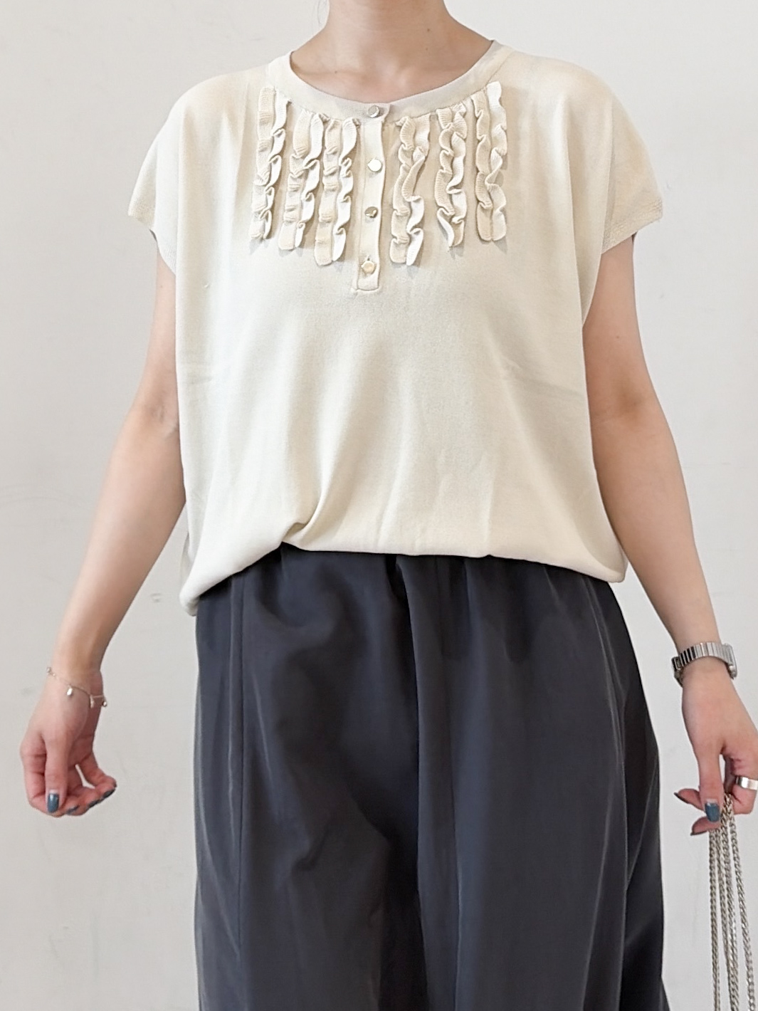 haruさんの「OPAQUE.CLIP｜【接触冷感／UV】フリルフレンチスリーブニット《洗濯機OK》」を使ったコーディネート