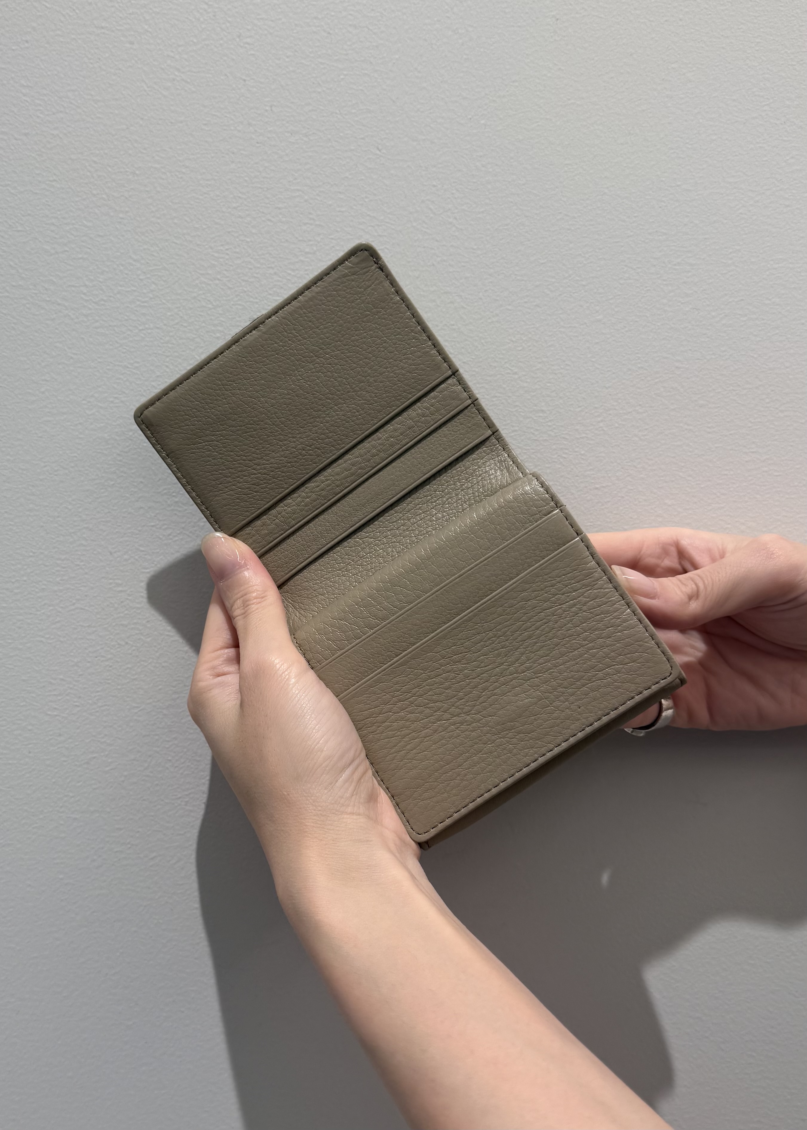Kさんの「HIROKO HAYASHI｜SONATA（ソナタ）薄型二つ折り財布」を使ったコーディネート