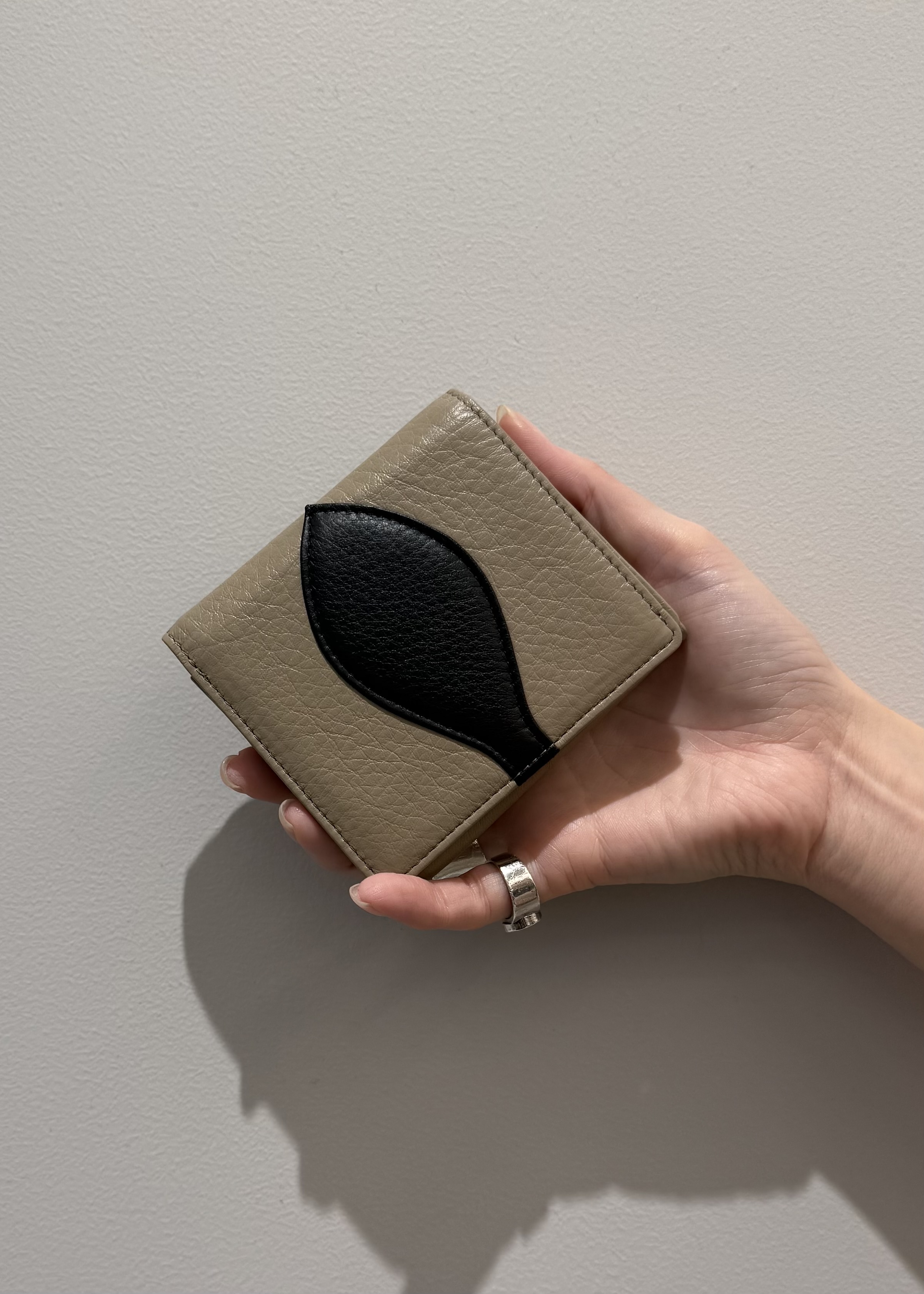 Kさんの「HIROKO HAYASHI｜SONATA（ソナタ）薄型二つ折り財布」を使ったコーディネート