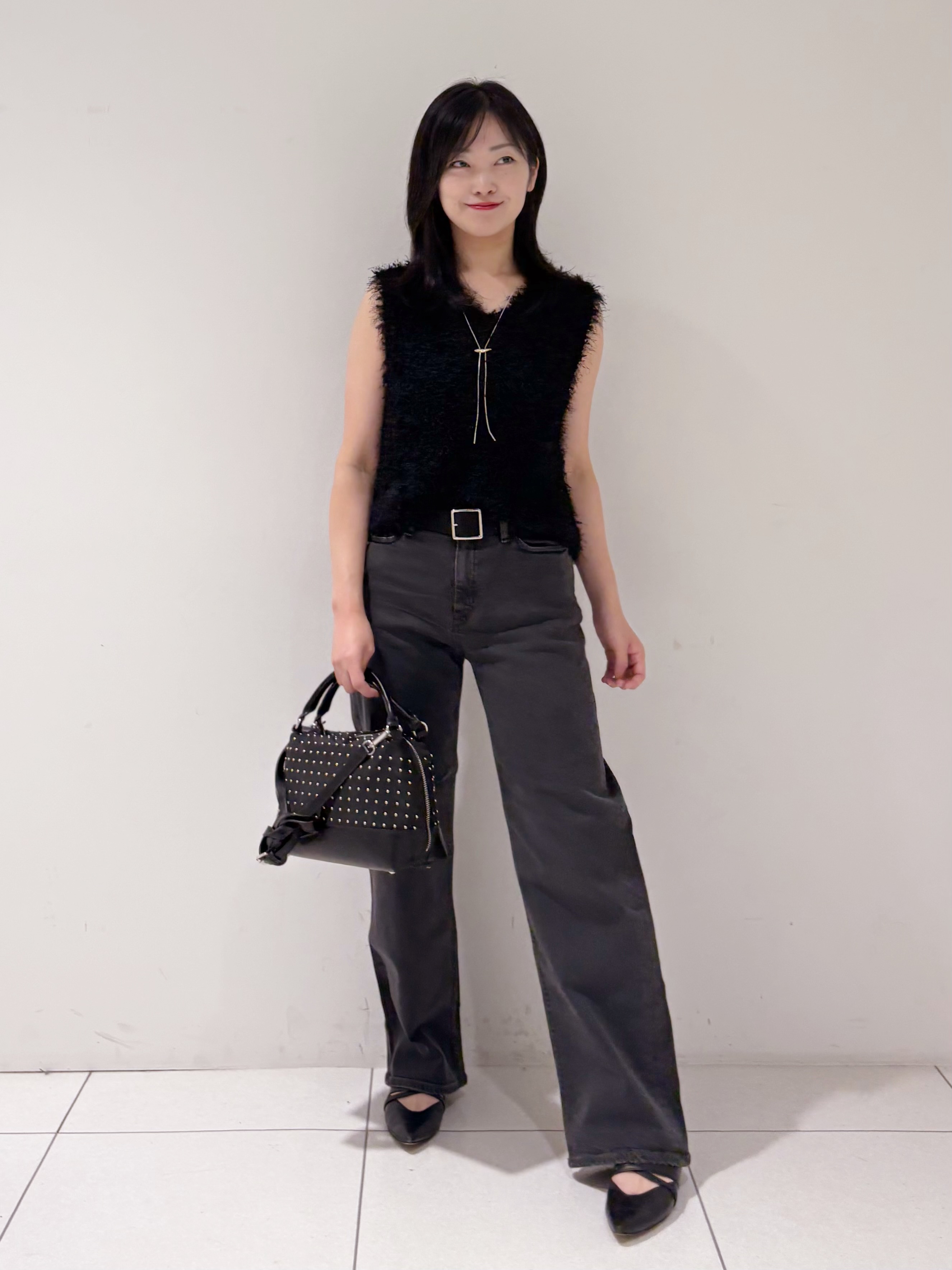 momokoさんの「INDIVI｜【洗える】ファンシーヤーンVネックニットベスト」を使ったコーディネート
