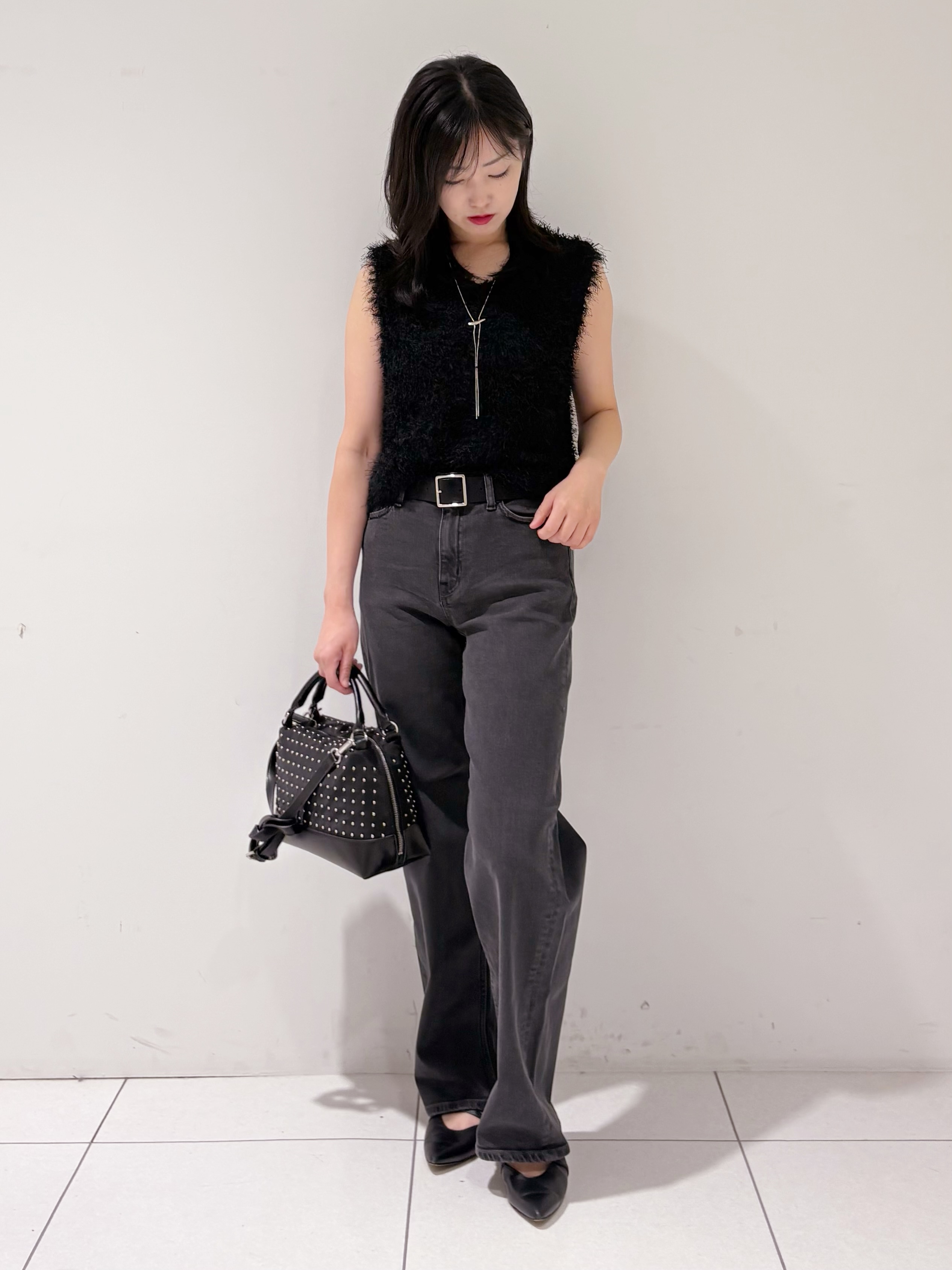 momokoさんの「INDIVI｜【洗える】ファンシーヤーンVネックニットベスト」を使ったコーディネート