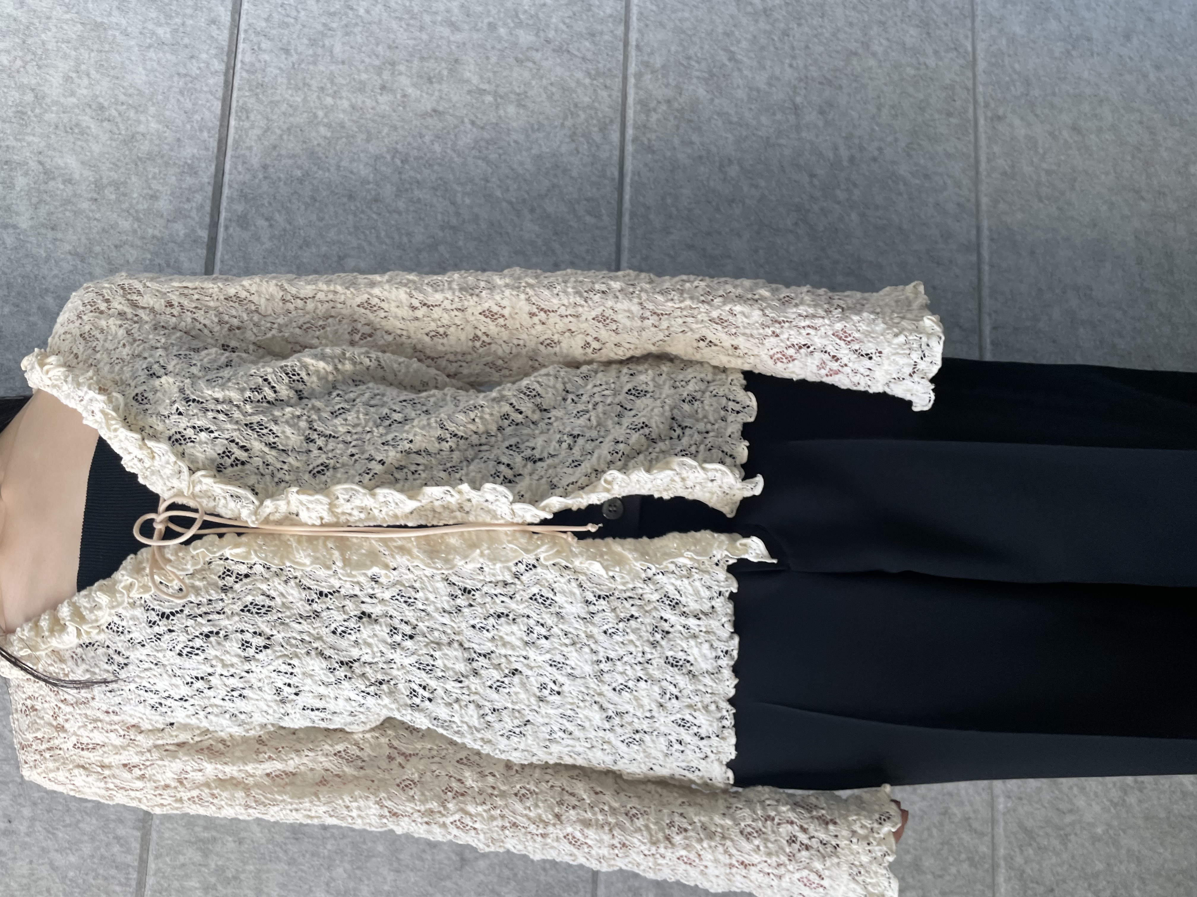 丸山加奈子さんの「CODE A｜【Re】fluffy lace blouse」を使ったコーディネート