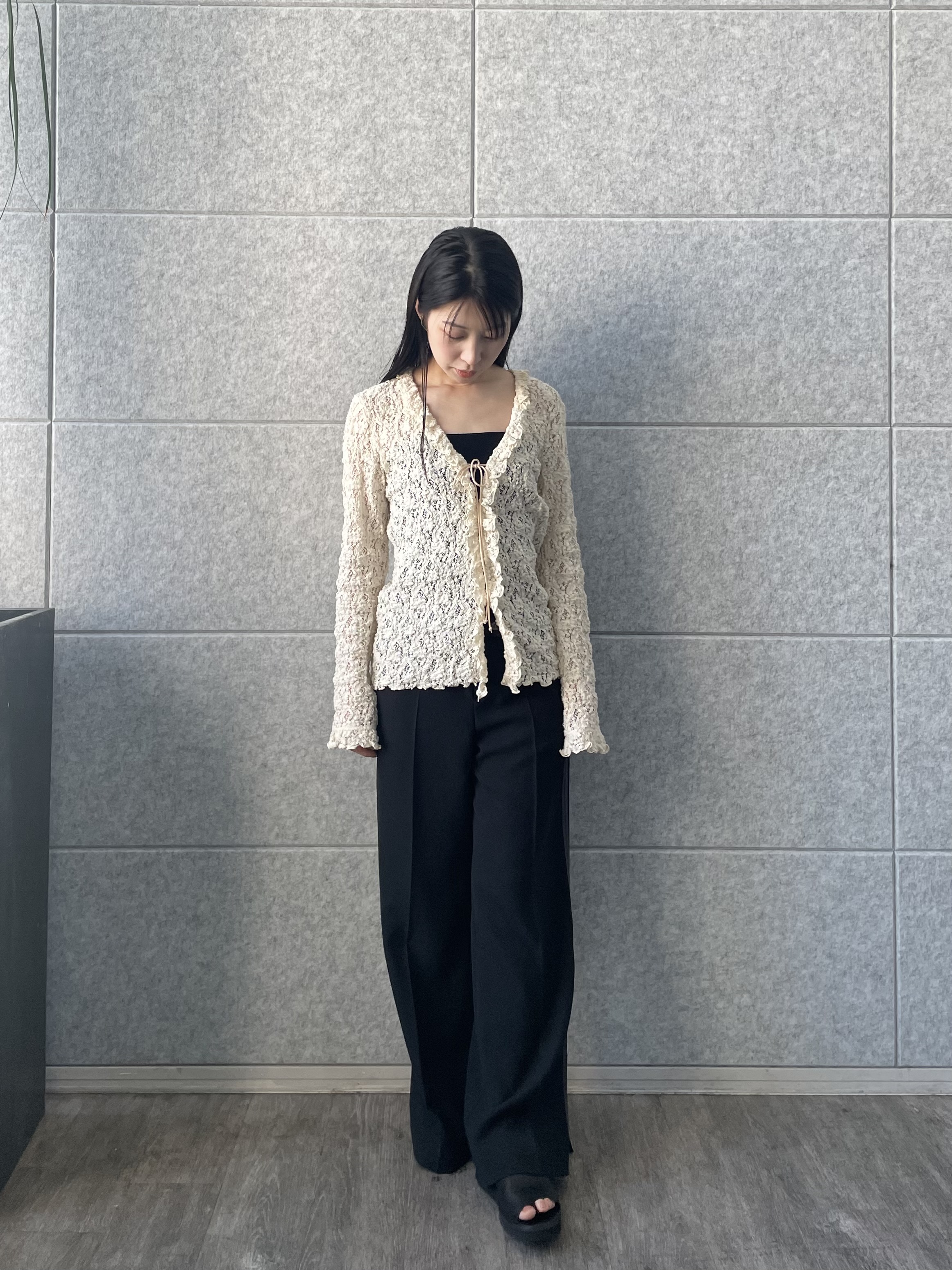 丸山加奈子さんの「CODE A｜【Re】fluffy lace blouse」を使ったコーディネート