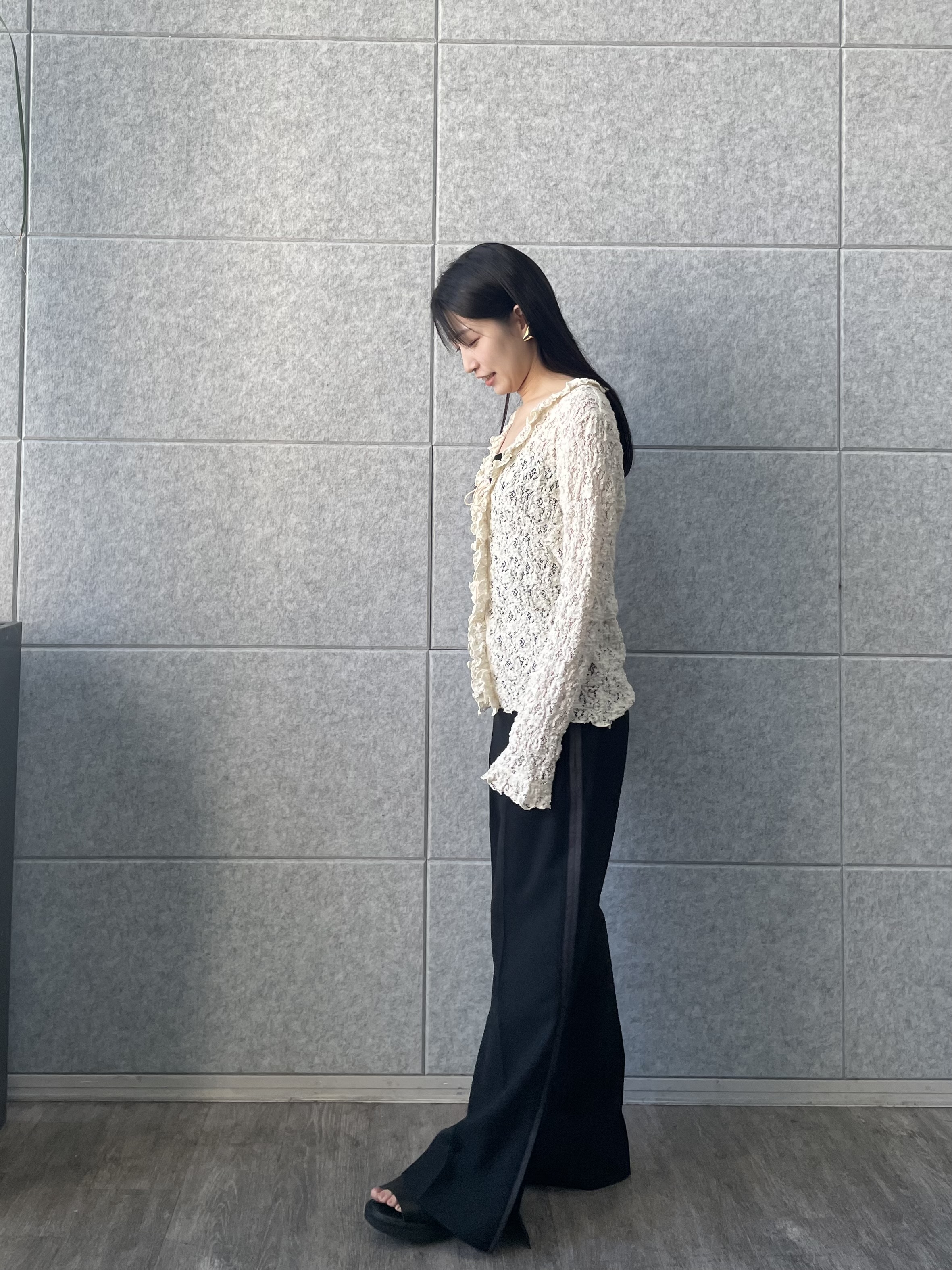 丸山加奈子さんの「CODE A｜【Re】fluffy lace blouse」を使ったコーディネート