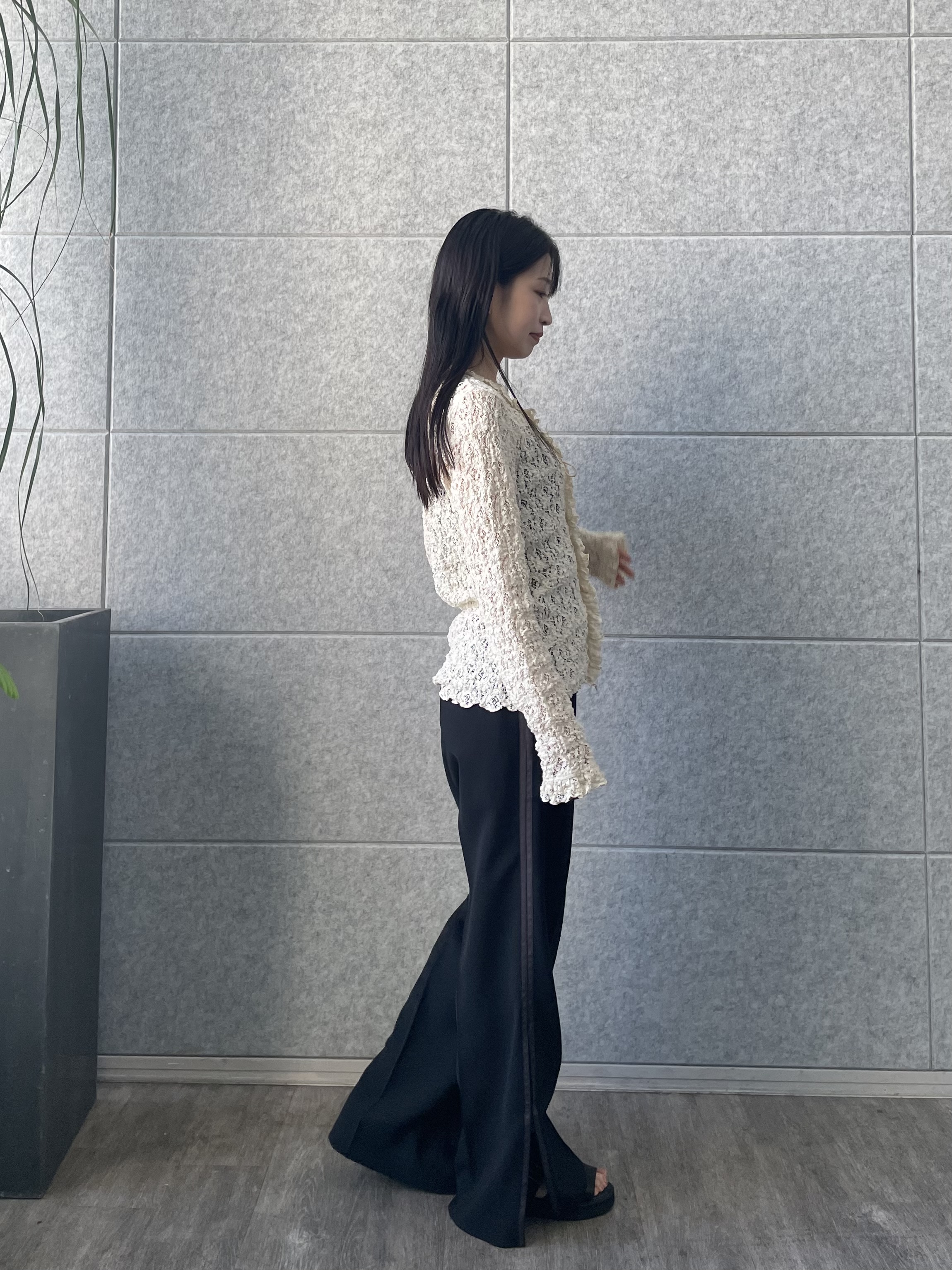 丸山加奈子さんの「CODE A｜【Re】fluffy lace blouse」を使ったコーディネート