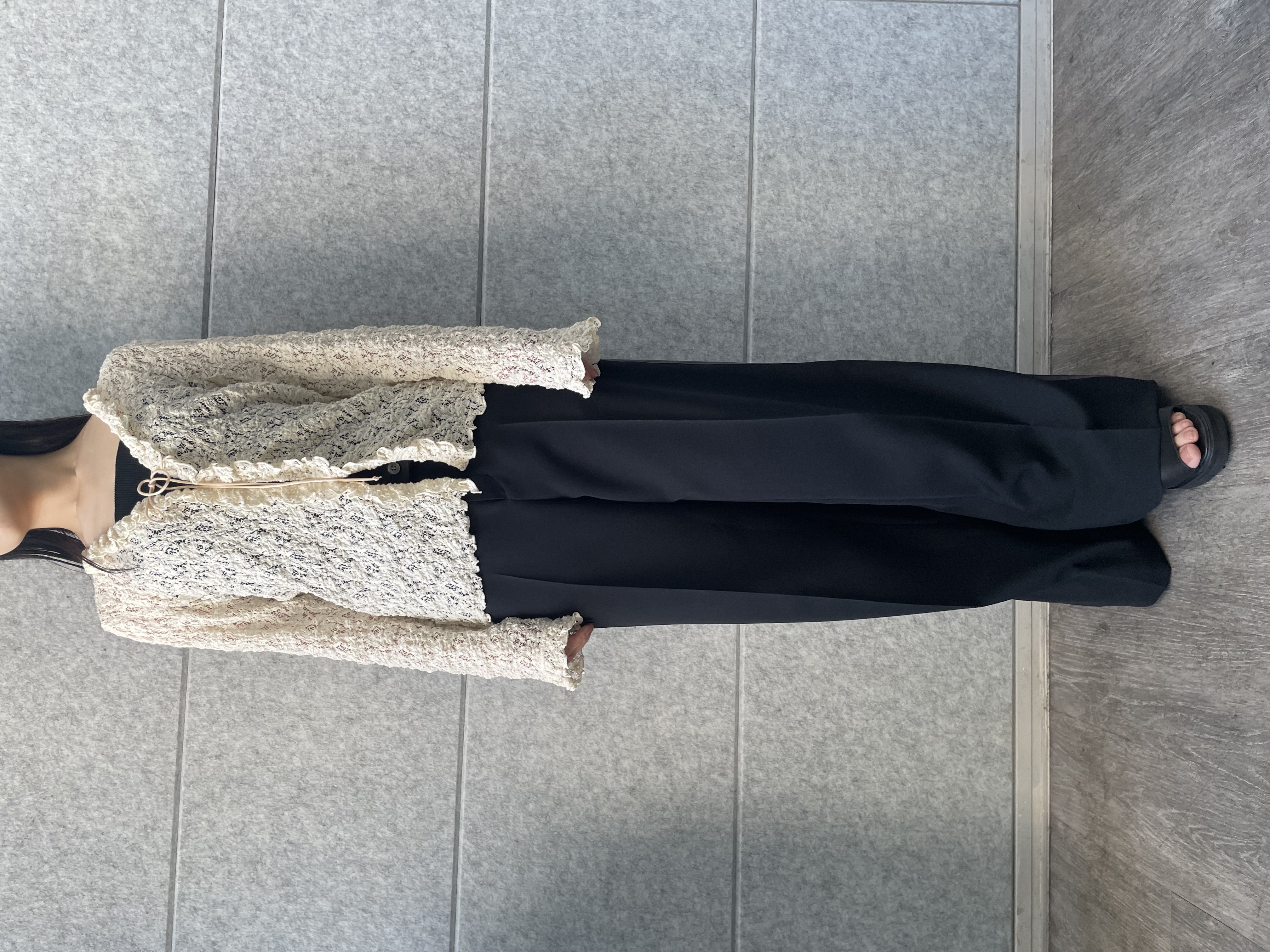 丸山加奈子さんの「CODE A｜【Re】fluffy lace blouse」を使ったコーディネート