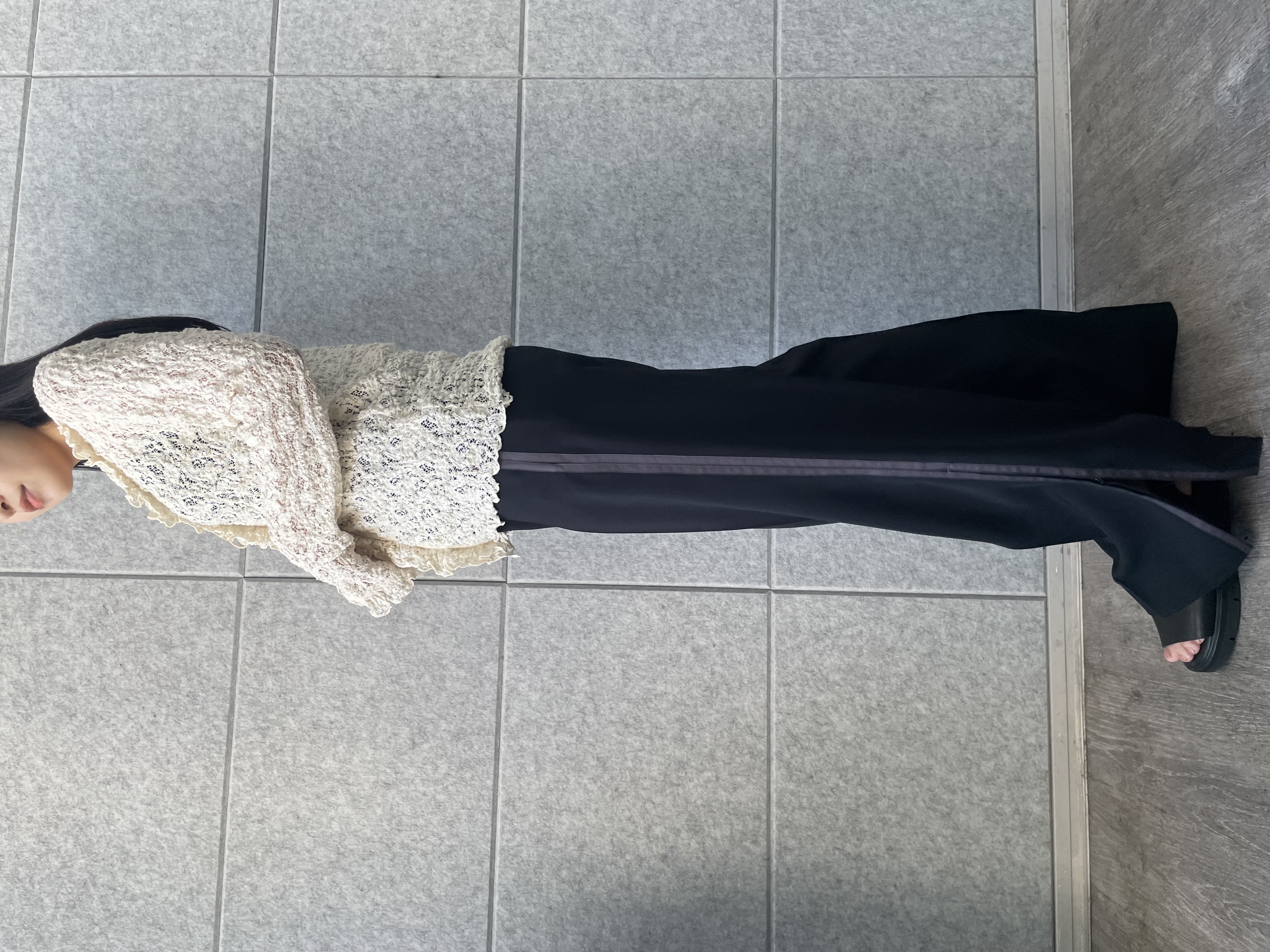 丸山加奈子さんの「CODE A｜【Re】fluffy lace blouse」を使ったコーディネート
