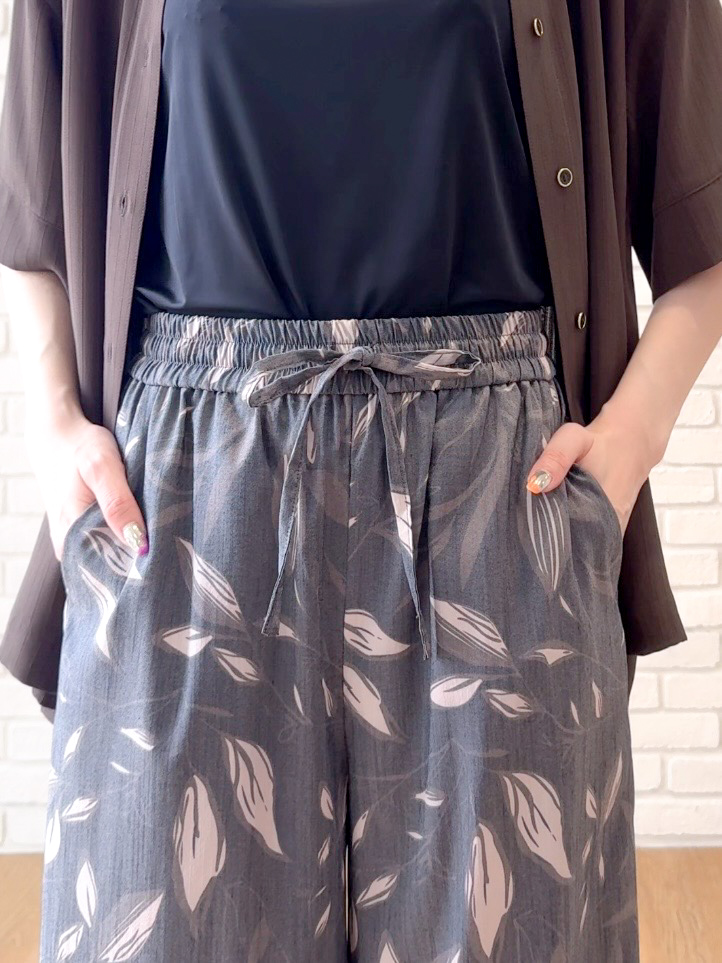 𝐜𝐡𝐢𝐤𝐚さんの「SHOO･LA･RUE｜【通気性〇/ひんやり/S-LL】洗濯後しわになりにくい とろみストライプシャツ」を使ったコーディネート