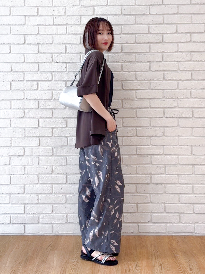 𝐜𝐡𝐢𝐤𝐚さんの「SHOO･LA･RUE｜【通気性〇/ひんやり/S-LL】洗濯後しわになりにくい とろみストライプシャツ」を使ったコーディネート