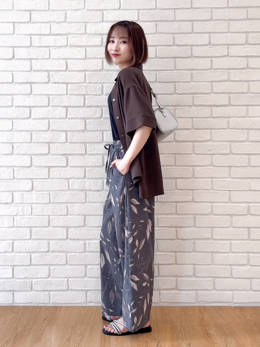 𝐜𝐡𝐢𝐤𝐚さんの「SHOO･LA･RUE｜【通気性〇/ひんやり/S-LL】洗濯後しわになりにくい とろみストライプシャツ」を使ったコーディネート