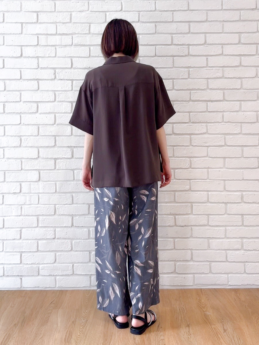 𝐜𝐡𝐢𝐤𝐚さんの「SHOO･LA･RUE｜【通気性〇/ひんやり/S-LL】洗濯後しわになりにくい とろみストライプシャツ」を使ったコーディネート