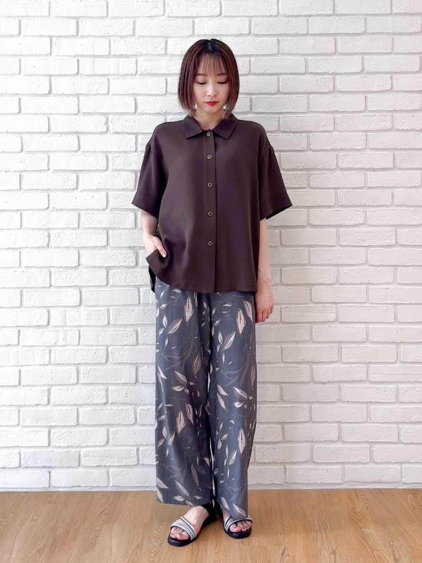 𝐜𝐡𝐢𝐤𝐚さんの「SHOO･LA･RUE｜【通気性〇/ひんやり/S-LL】洗濯後しわになりにくい とろみストライプシャツ」を使ったコーディネート