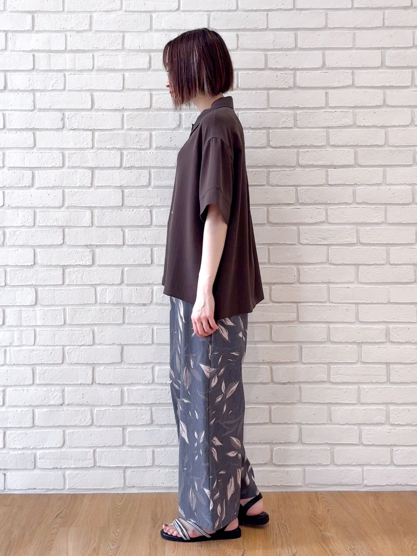 𝐜𝐡𝐢𝐤𝐚さんの「SHOO･LA･RUE｜【通気性〇/ひんやり/S-LL】洗濯後しわになりにくい とろみストライプシャツ」を使ったコーディネート