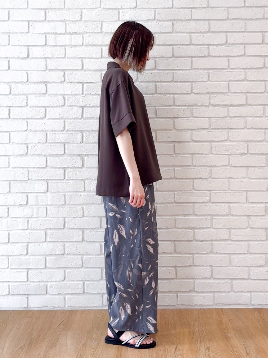 𝐜𝐡𝐢𝐤𝐚さんの「SHOO･LA･RUE｜【通気性〇/ひんやり/S-LL】洗濯後しわになりにくい とろみストライプシャツ」を使ったコーディネート