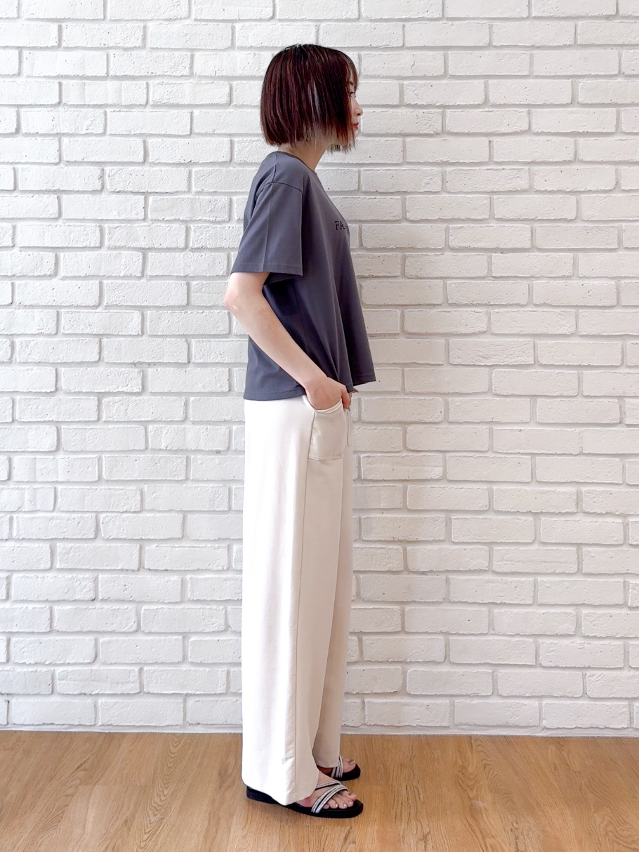𝐜𝐡𝐢𝐤𝐚さんの「SHOO･LA･RUE｜【2点セット/体型カバー】瞬間レイヤードコーデが完成 クロシェ編みベスト+ロゴT」を使ったコーディネート