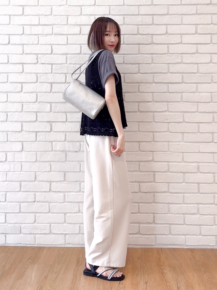 𝐜𝐡𝐢𝐤𝐚さんの「SHOO･LA･RUE｜【2点セット/体型カバー】瞬間レイヤードコーデが完成 クロシェ編みベスト+ロゴT」を使ったコーディネート
