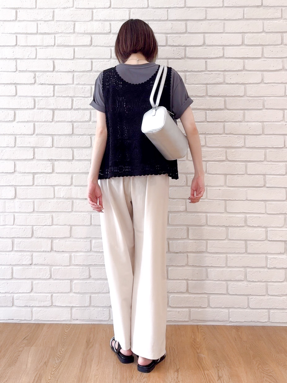 𝐜𝐡𝐢𝐤𝐚さんの「SHOO･LA･RUE｜【2点セット/体型カバー】瞬間レイヤードコーデが完成 クロシェ編みベスト+ロゴT」を使ったコーディネート