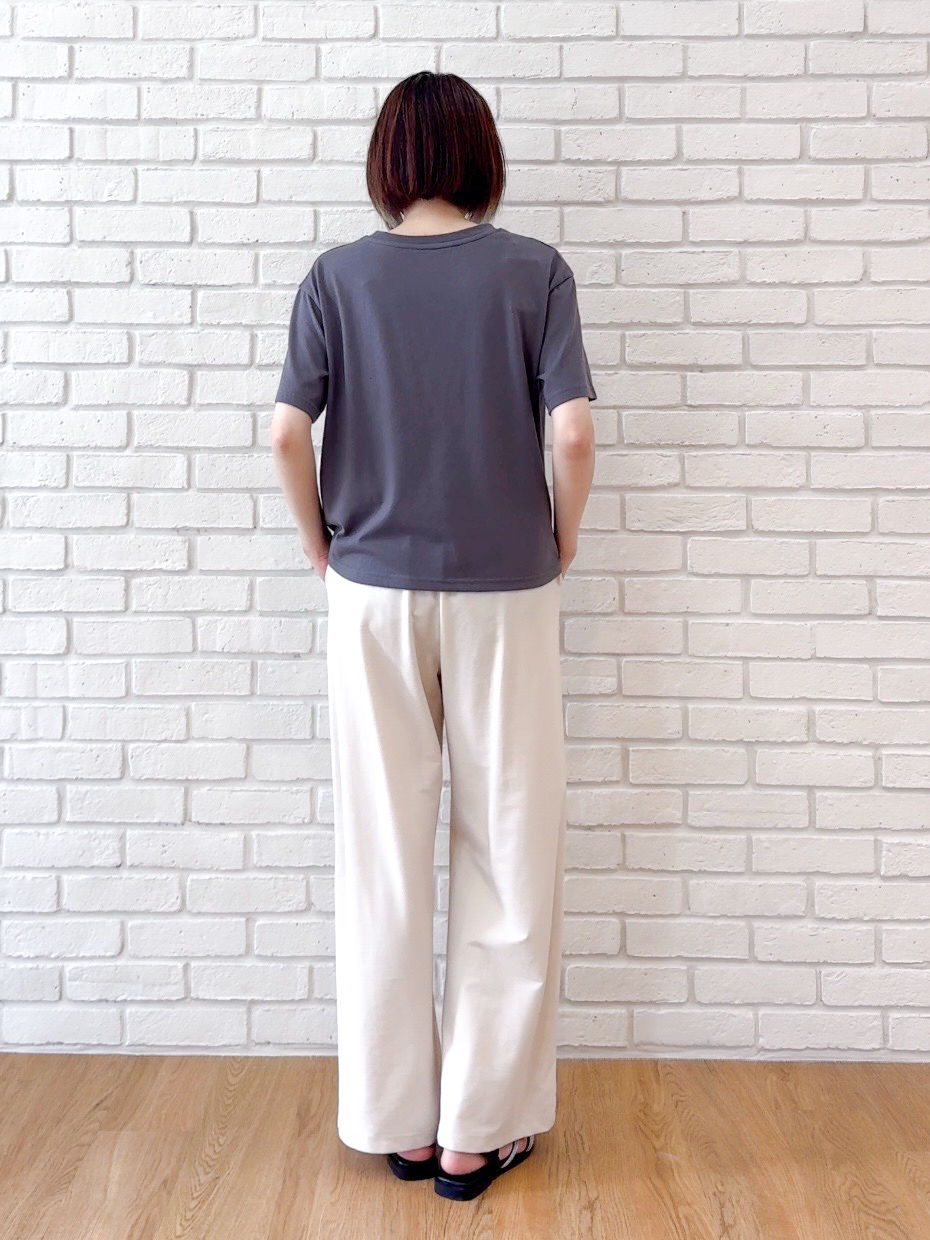 𝐜𝐡𝐢𝐤𝐚さんの「SHOO･LA･RUE｜【2点セット/体型カバー】瞬間レイヤードコーデが完成 クロシェ編みベスト+ロゴT」を使ったコーディネート