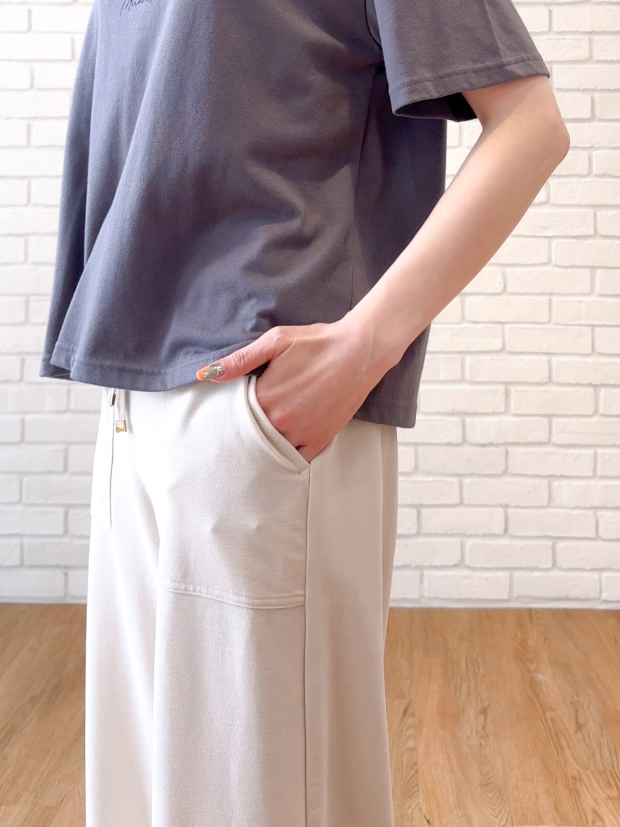 𝐜𝐡𝐢𝐤𝐚さんの「SHOO･LA･RUE｜【2点セット/体型カバー】瞬間レイヤードコーデが完成 クロシェ編みベスト+ロゴT」を使ったコーディネート