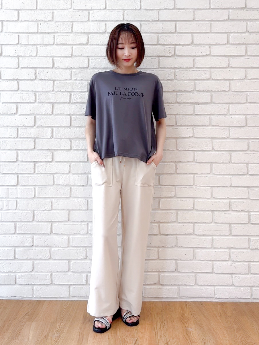 𝐜𝐡𝐢𝐤𝐚さんの「SHOO･LA･RUE｜【2点セット/体型カバー】瞬間レイヤードコーデが完成 クロシェ編みベスト+ロゴT」を使ったコーディネート