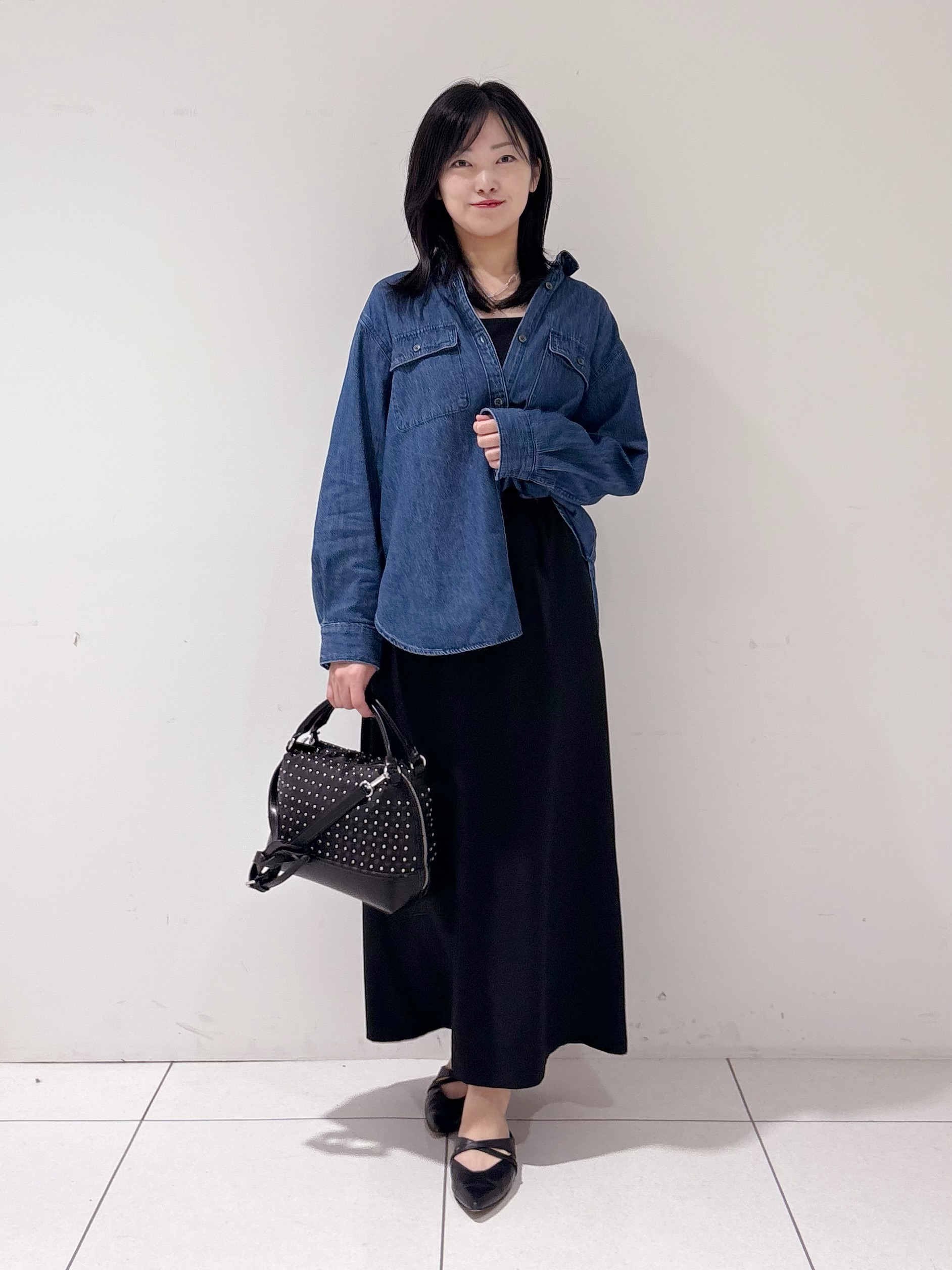 momokoさんの「INDIVI｜【洗える／体型カバー】ライトデニム ワークシャツ」を使ったコーディネート