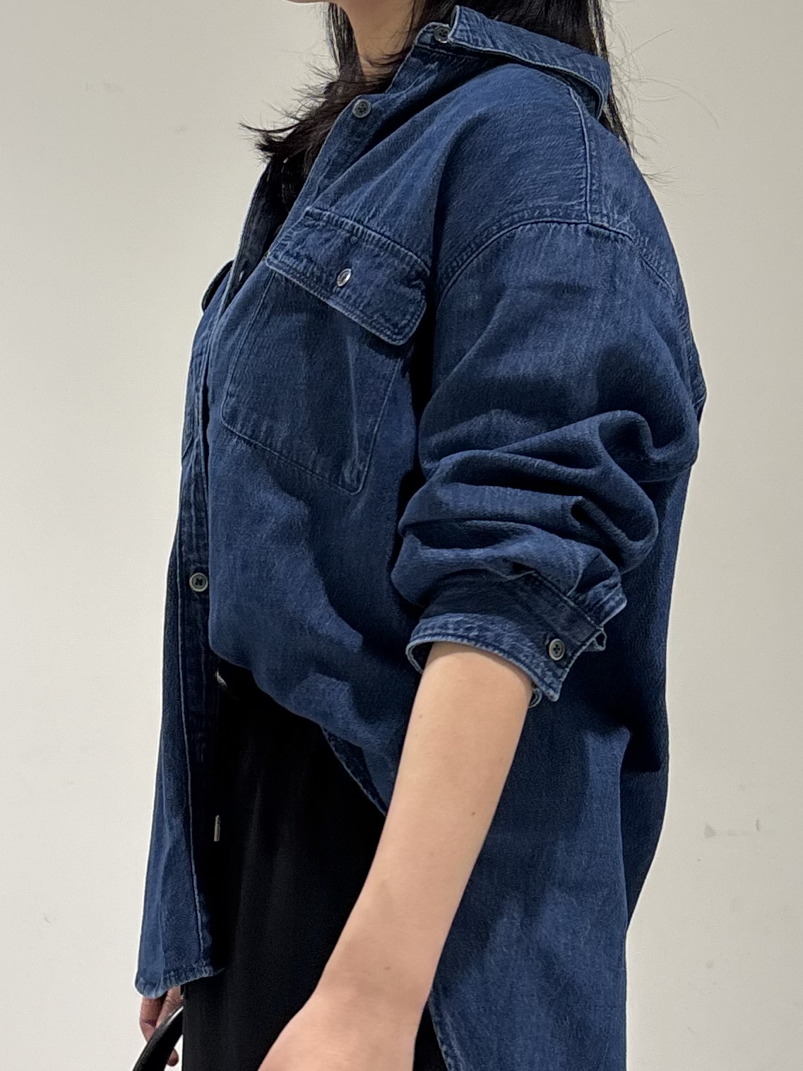 momokoさんの「INDIVI｜【洗える／体型カバー】ライトデニム ワークシャツ」を使ったコーディネート