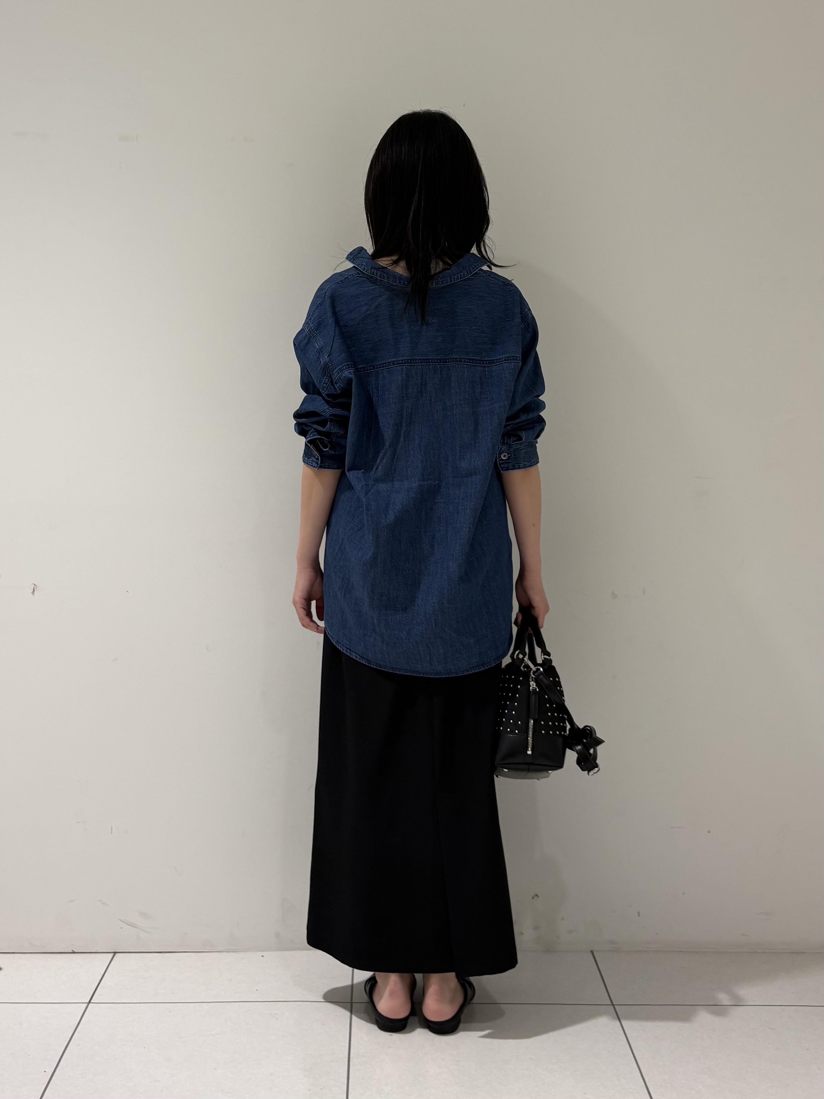 momokoさんの「INDIVI｜【洗える／体型カバー】ライトデニム ワークシャツ」を使ったコーディネート