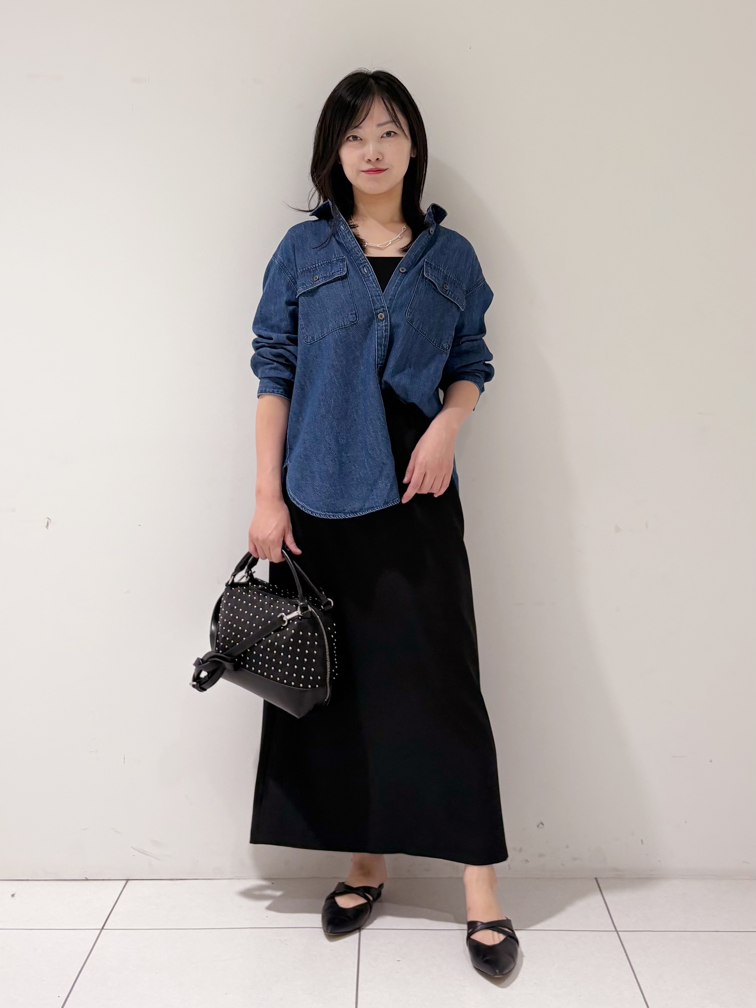 momokoさんの「INDIVI｜【洗える／体型カバー】ライトデニム ワークシャツ」を使ったコーディネート