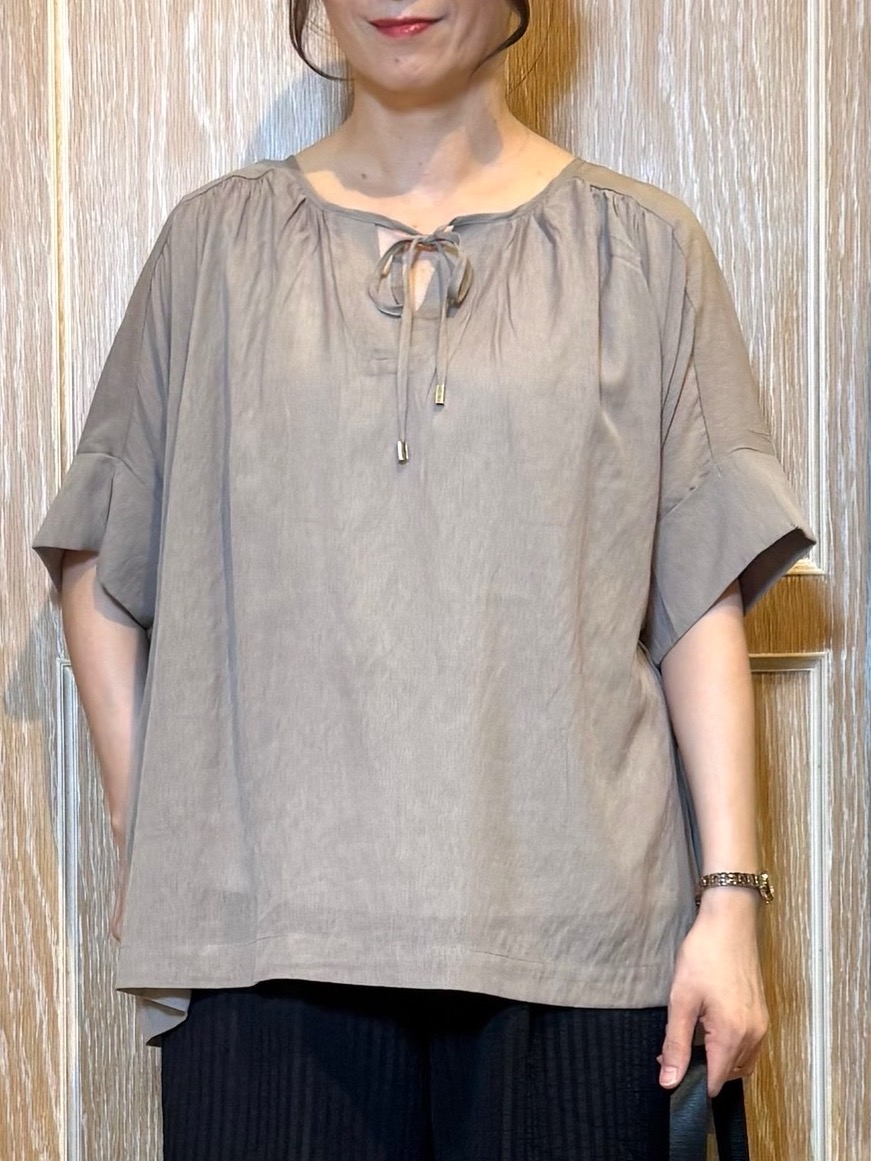 KAORIさんの「SHOO･LA･RUE｜【2点セット/洗濯機可】大人の抜け感 リボン付きポンチョ風ブラウス＆タンクトップ」を使ったコーディネート