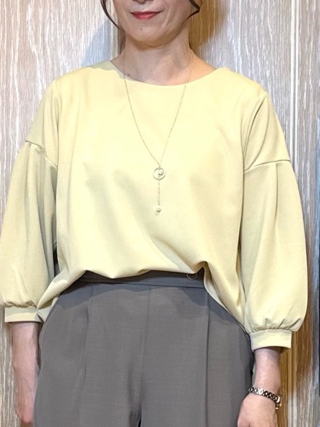 KAORIさんの「SHOO･LA･RUE｜【着丈選べる/2点セット】ネックレス付き やわらか8分袖ブラウス」を使ったコーディネート