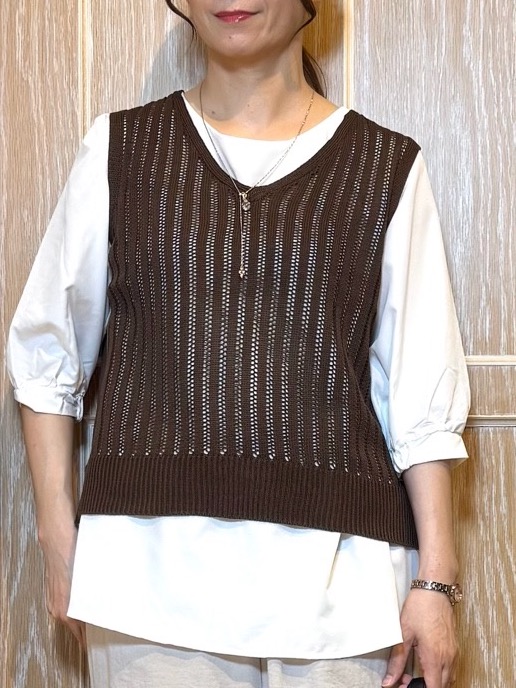 KAORIさんの「SHOO･LA･RUE｜【2点セット/洗濯機可/S-LL】透かし編みニットベスト＋5分袖シャツ」を使ったコーディネート