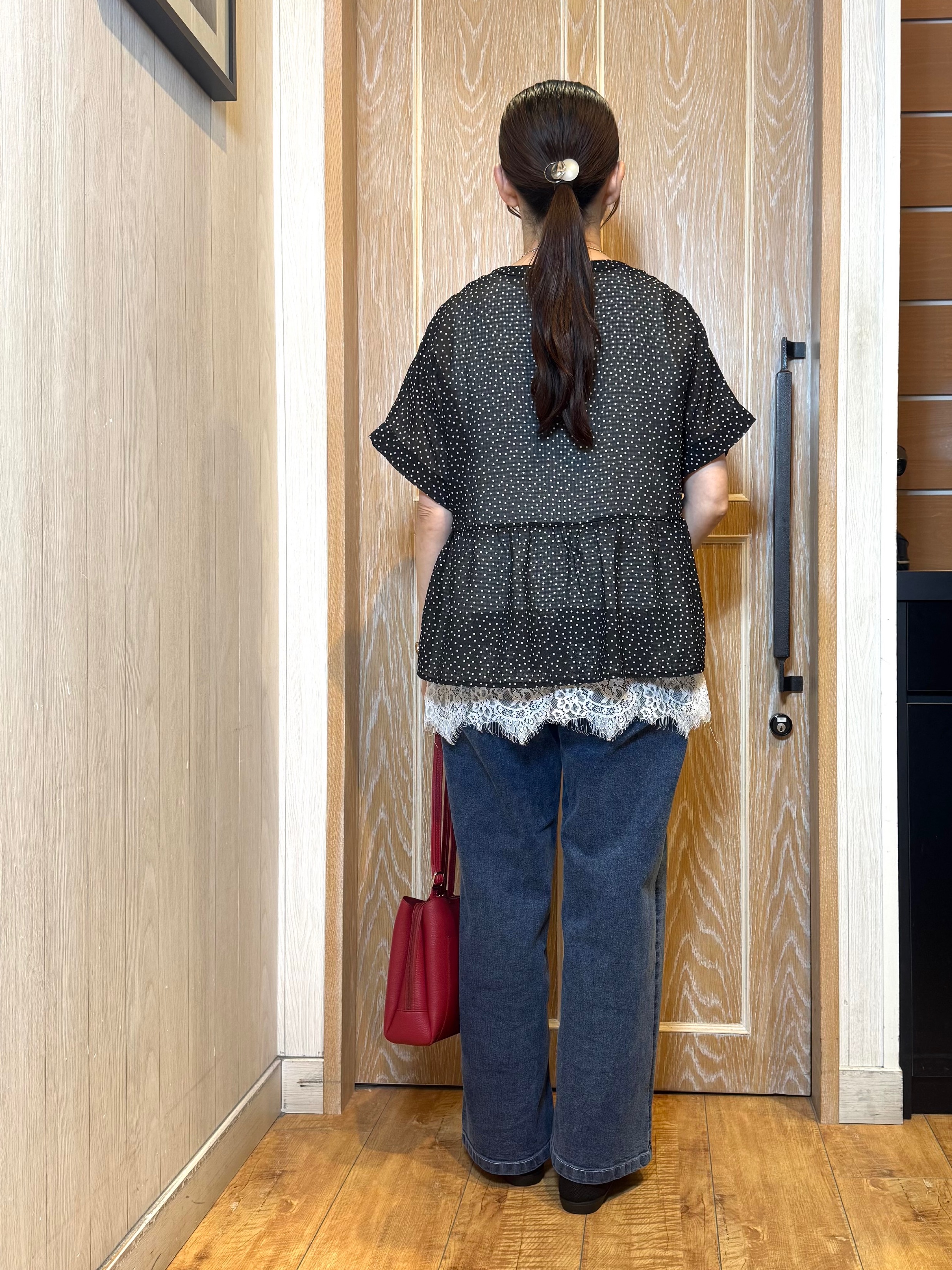 KAORIさんの「SHOO･LA･RUE｜【体型カバー/洗濯機可】二の腕とお腹周りが隠せる シアーペプラムブラウス」を使ったコーディネート