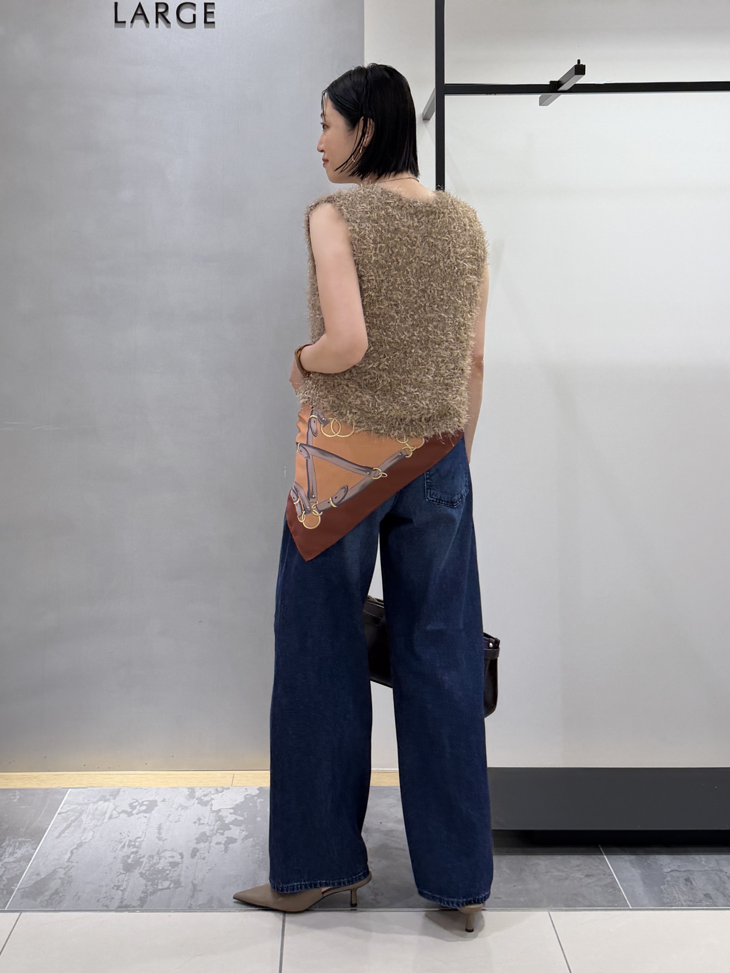shihoさんの「INDIVI｜【洗える】ファンシーヤーンVネックニットベスト」を使ったコーディネート