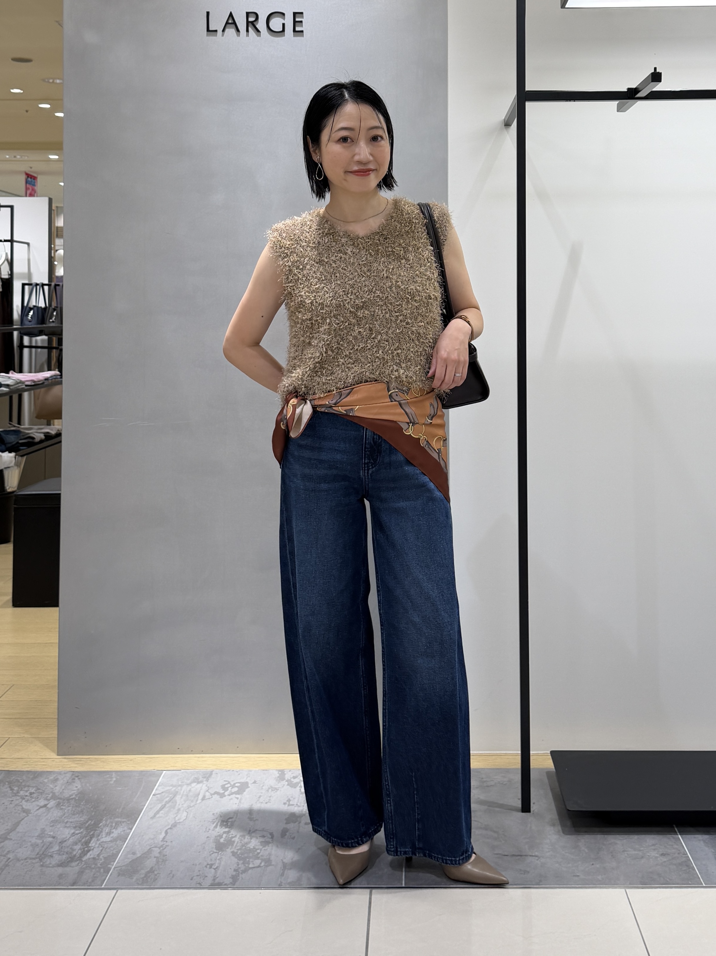 shihoさんの「INDIVI｜【洗える】ファンシーヤーンVネックニットベスト」を使ったコーディネート