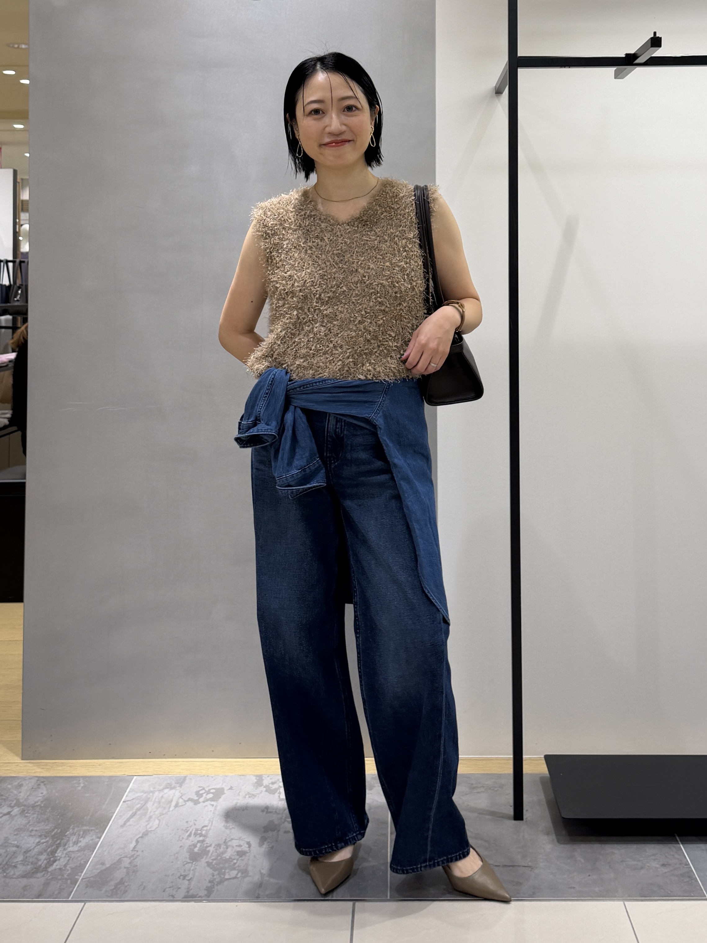 shihoさんの「INDIVI｜【洗える】ファンシーヤーンVネックニットベスト」を使ったコーディネート