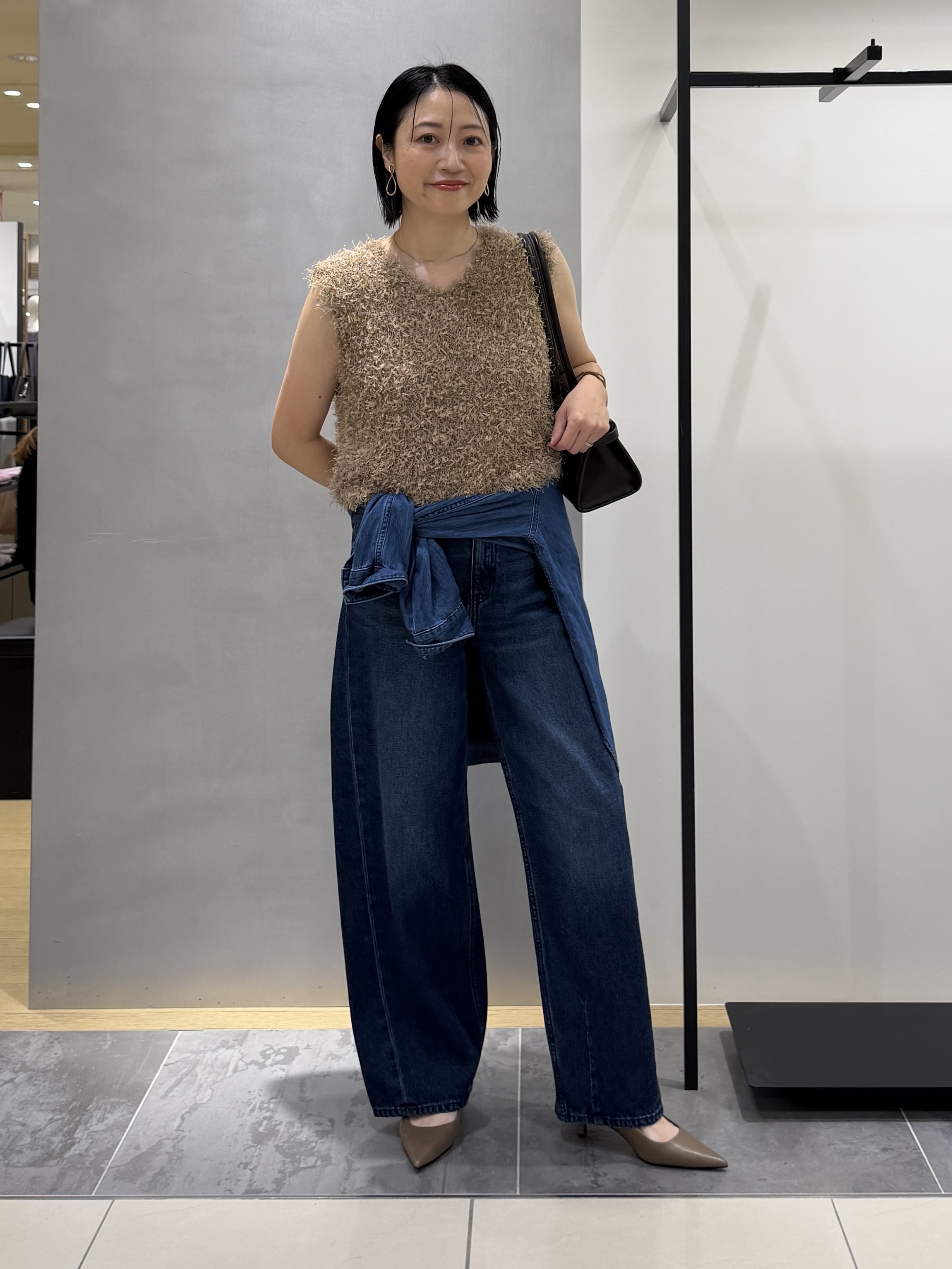 shihoさんの「INDIVI｜【洗える】ファンシーヤーンVネックニットベスト」を使ったコーディネート