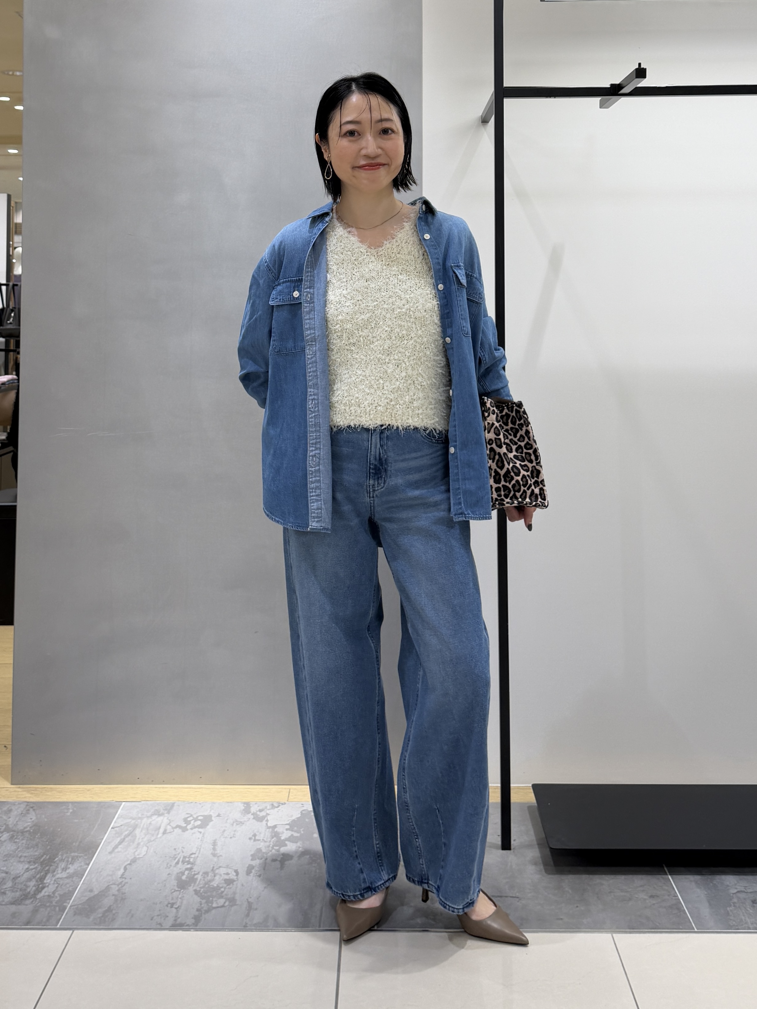 shihoさんの「INDIVI｜【洗える／体型カバー】ライトデニム ワークシャツ」を使ったコーディネート
