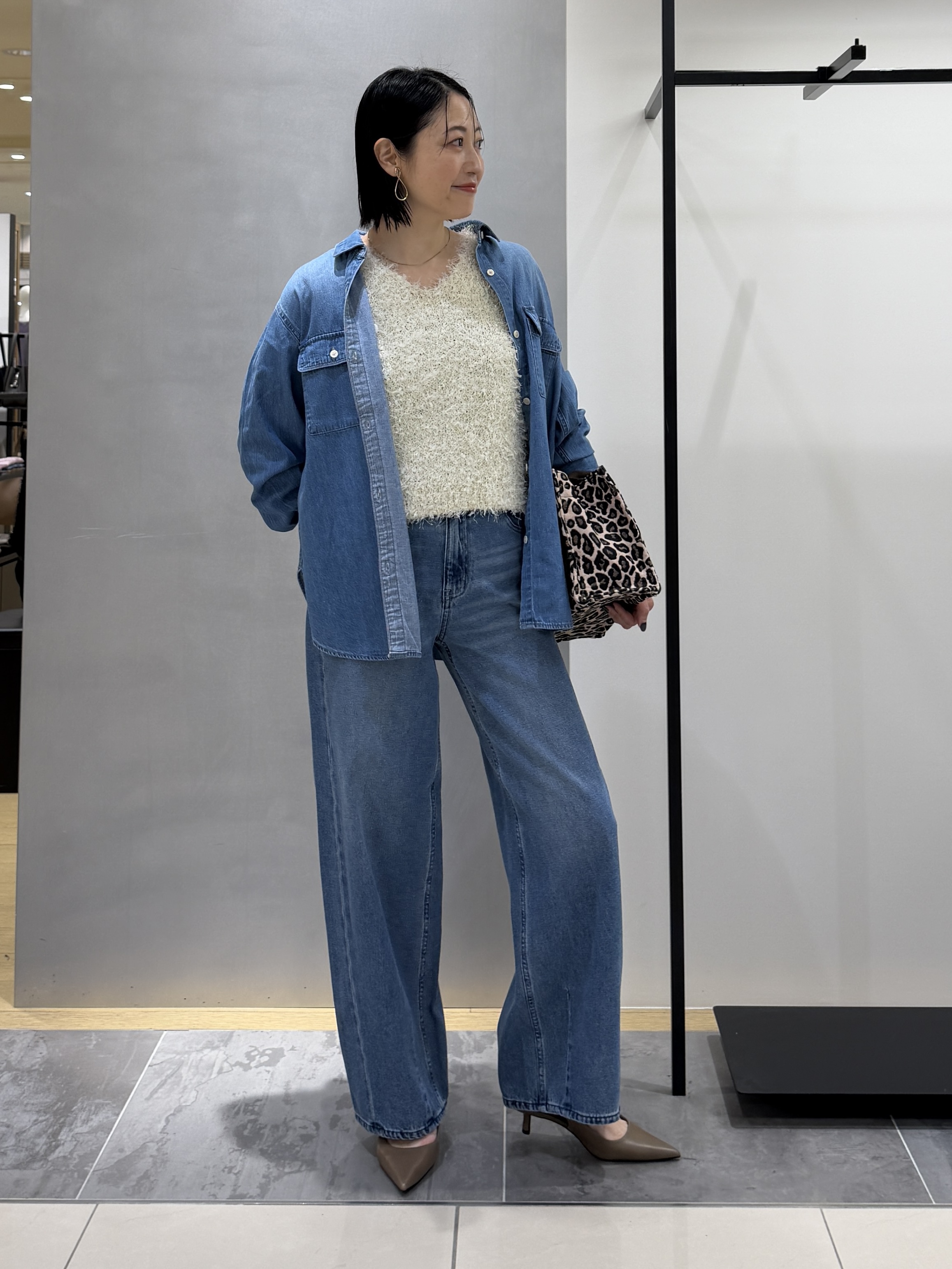shihoさんの「INDIVI｜【洗える／体型カバー】ライトデニム ワークシャツ」を使ったコーディネート