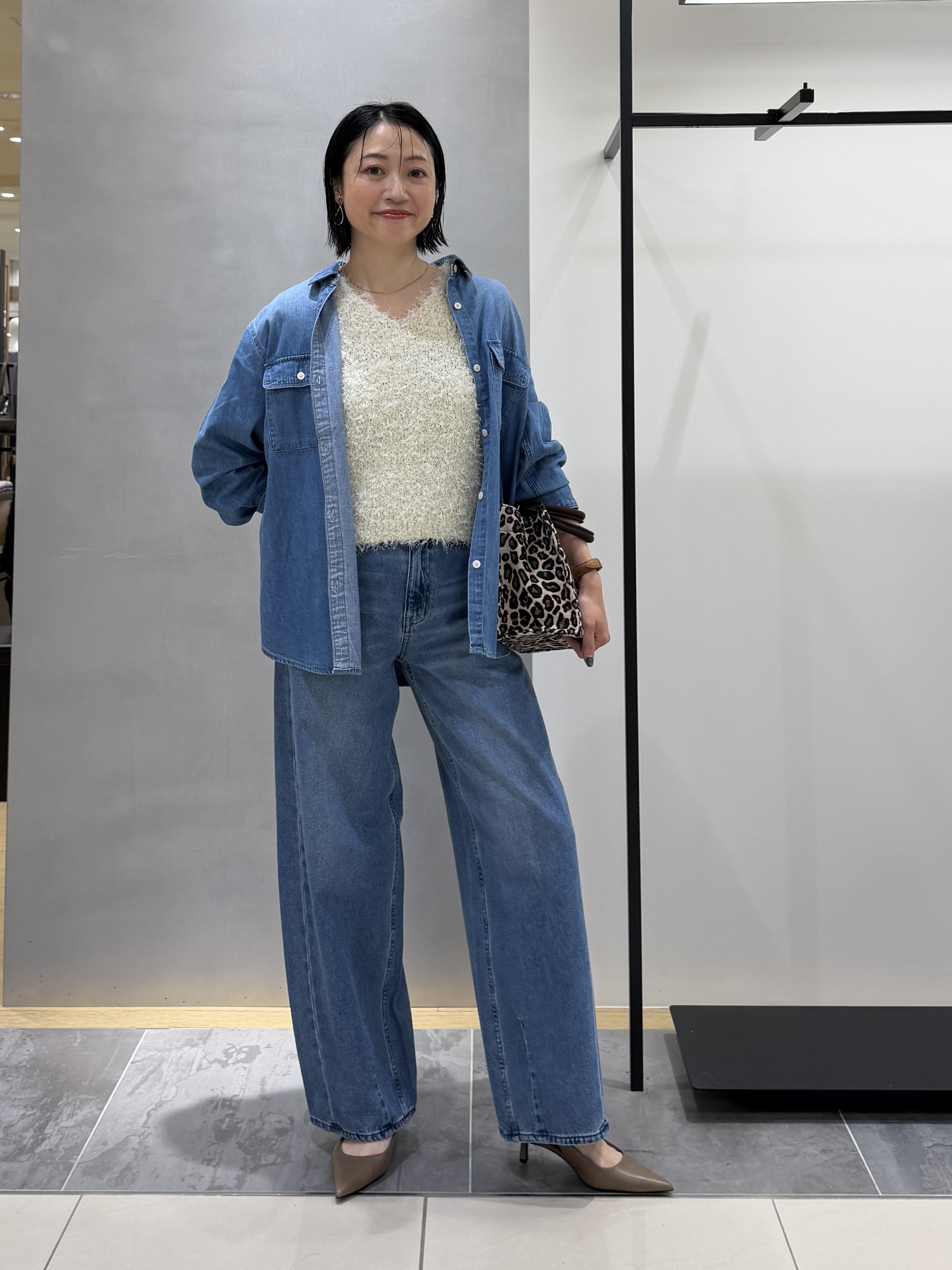 shihoさんの「INDIVI｜【洗える／体型カバー】ライトデニム ワークシャツ」を使ったコーディネート
