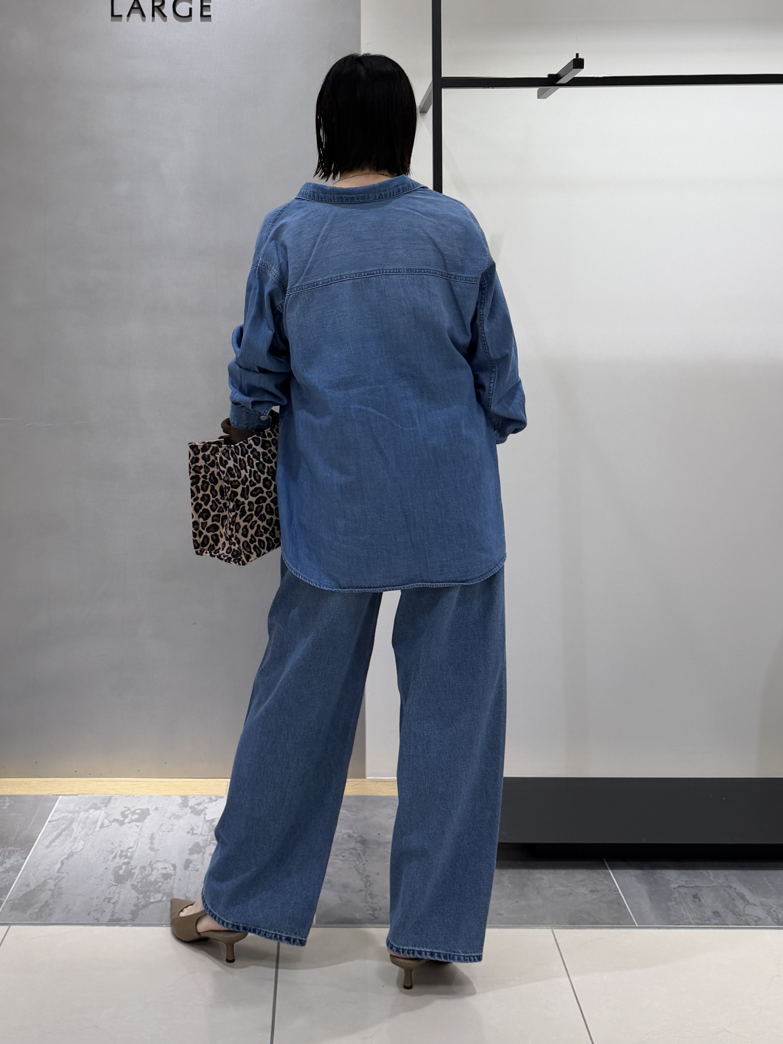 shihoさんの「INDIVI｜【洗える／体型カバー】ライトデニム ワークシャツ」を使ったコーディネート