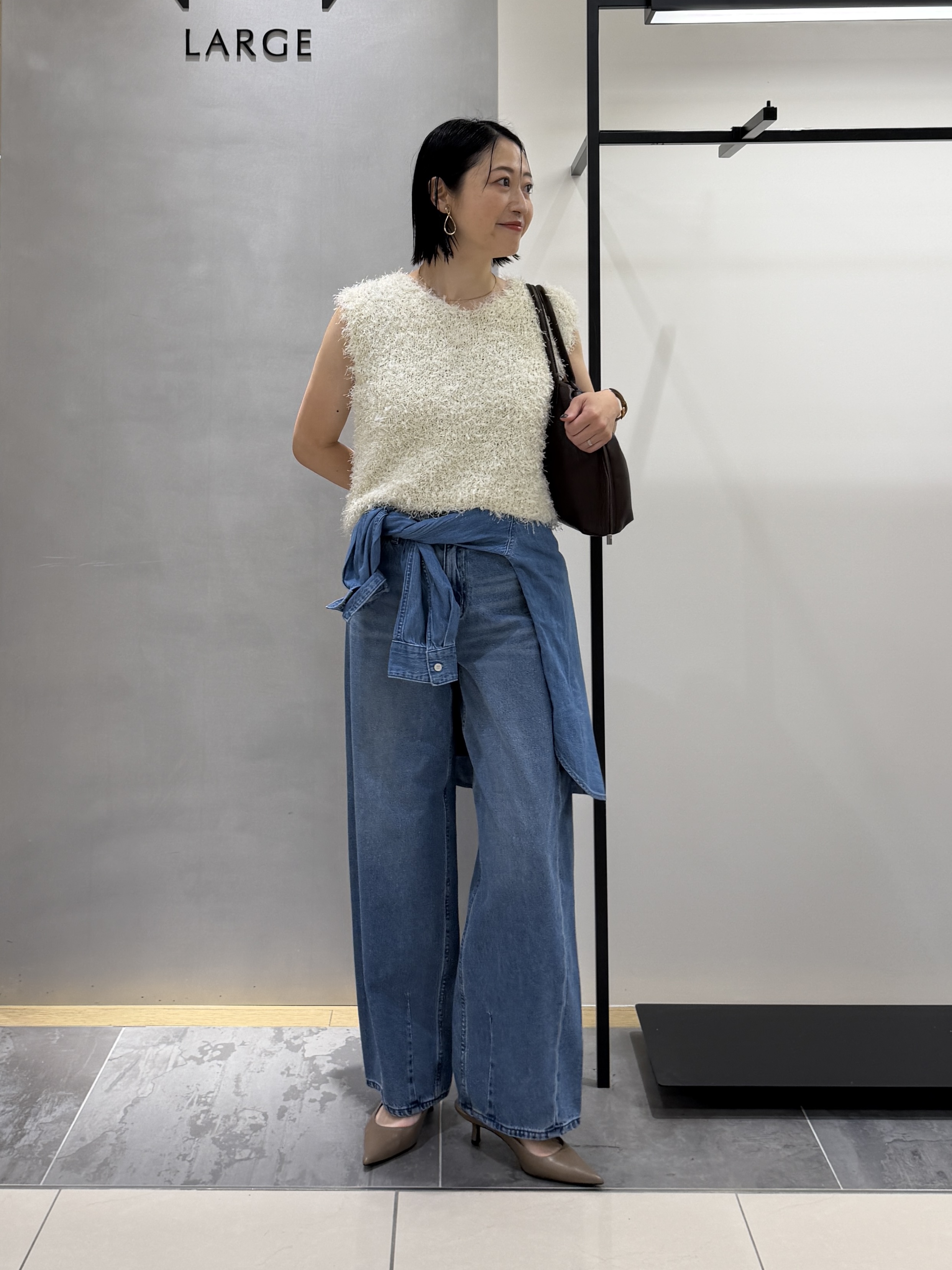 shihoさんの「INDIVI｜【洗える】ファンシーヤーンVネックニットベスト」を使ったコーディネート