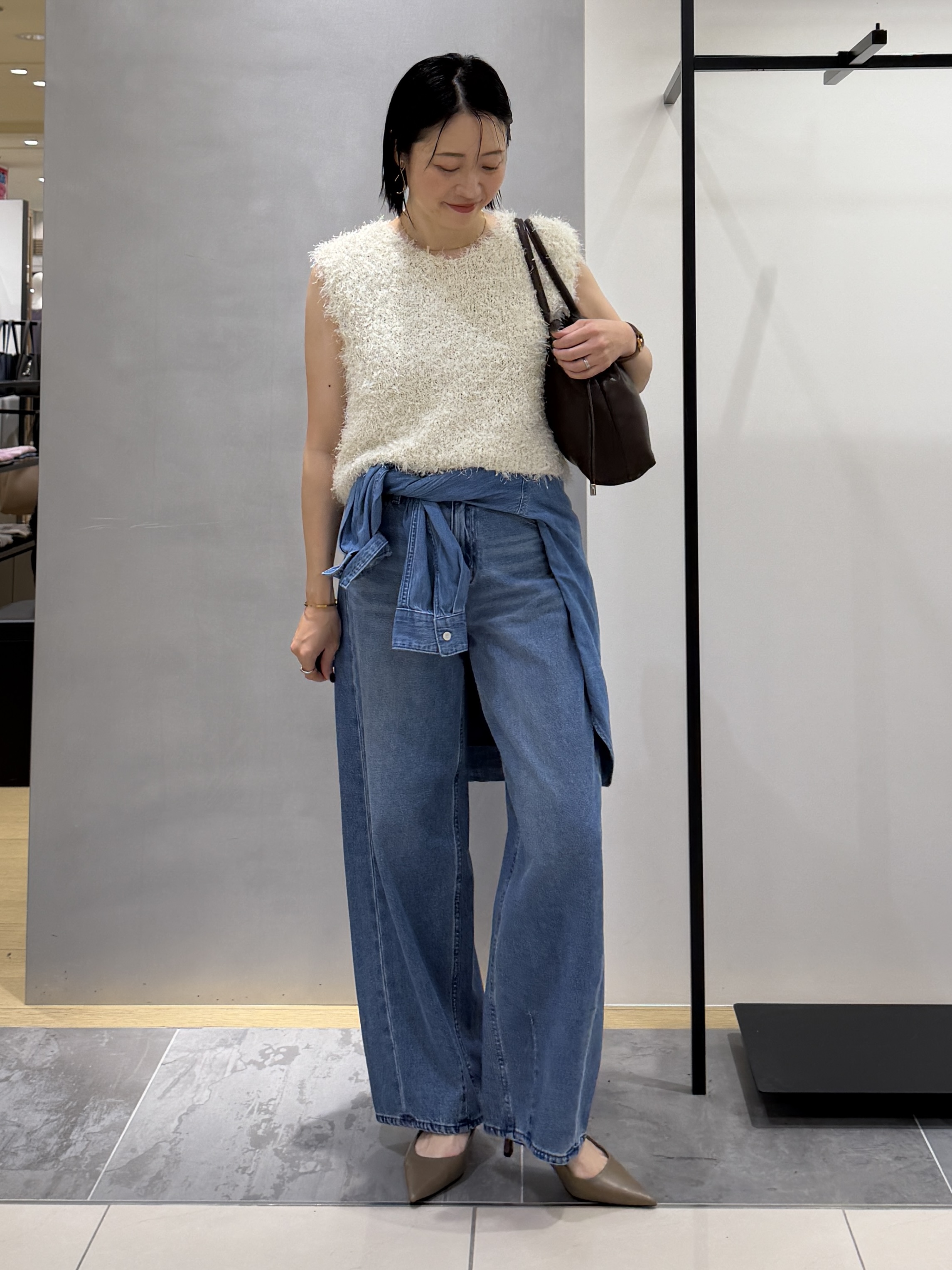 shihoさんの「INDIVI｜【洗える】ファンシーヤーンVネックニットベスト」を使ったコーディネート